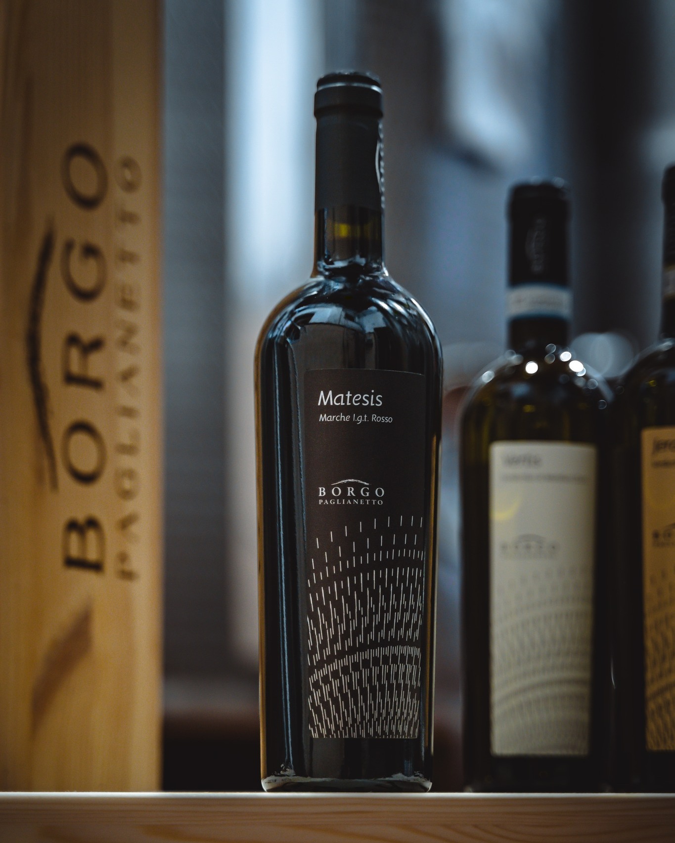 ❄️ Il gelo, la neve, le serate fredde chiedono solo due cose:
un focolare acceso 🔥 oppure un bel calice di vino rosso 🍷
Matesis, Montepulciano in purezza delle alture di Matelica, sprigiona profumi di amarena matura, viola appassita e delicate spezie che riportano alla calma delle sere d’inverno.
Al sorso è corposo ed elegante, con note di frutti rossi croccanti, erbe di montagna e una fresca vena minerale, tipica dei nostri vigneti.
Un Montepulciano diverso, verticale, capace di scaldare gli animi e accompagnare il tempo che rallenta.
✨ Da condividere. Da assaporare. Da ricordare.
❄️ Frosty days, snowy nights, cold evenings ask for just two things:
a warm fireplace 🔥 or a good glass of red wine 🍷
Matesis, a pure Montepulciano from the high-altitude vineyards of Matelica, opens with aromas of ripe sour cherry, dried violet and subtle spice, evoking the quiet warmth of winter nights.
On the palate it is full-bodied yet refined, with flavors of crisp red fruits, mountain herbs and a distinctive mineral freshness — a true expression of altitude.
A unique Montepulciano, elegant and vibrant, made to warm the soul and slow down the moment.
✨ Made to share. Made to enjoy. Made to remember.
#borgopaglianetto #madeinitaly #organic #vinorosso #montepulciano #montepulciano #vinoinvernale #wineloveritalia #degustazionevino #territorio #viticoltura #vinoitaliano #calicedivino #emozioninelbicchiere #redwine #italianwine #mountainwine #winterwine #winelovers #territorywine
#wineinspiration #glassofwine