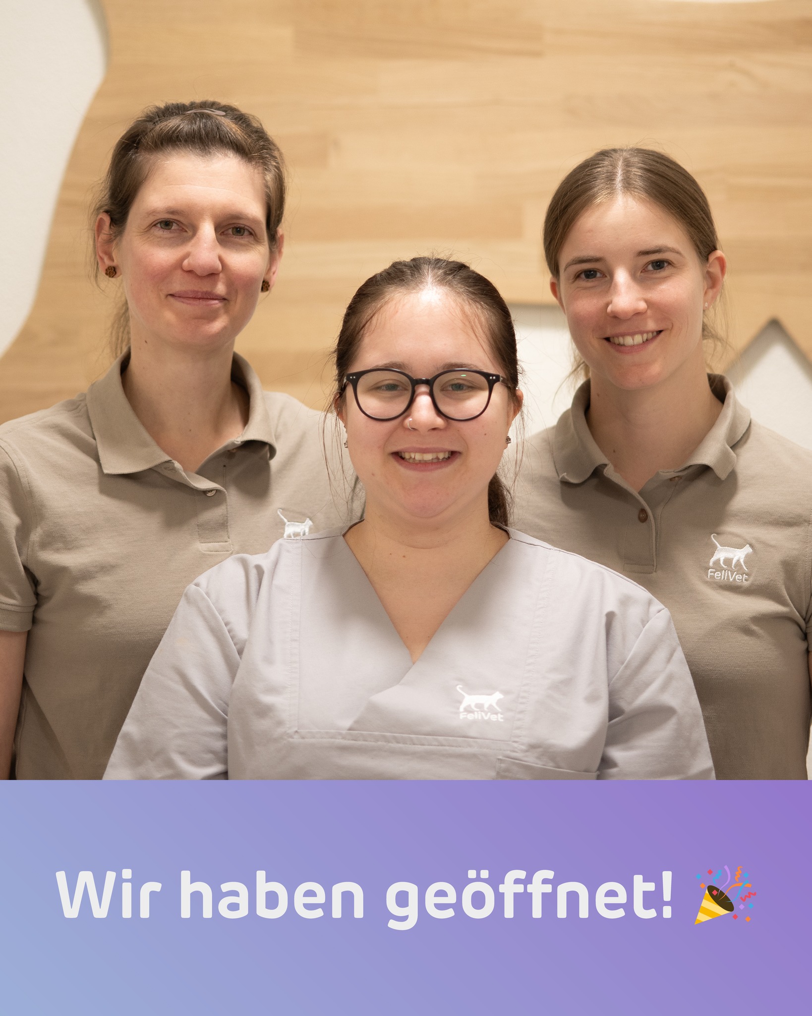 😸🎉 Wir haben geöffnet! 🎊😻
Es ist so weit: Ab heute empfangen wir euer Büssi und euch am Zeughausweg in Zuchwil.
Mit an Bord sind neben Carol Zahnd (links) auch Praxisassistentin Janina Freudemann (Mitte) und Tierarztkollegin Dr. Patricia Kulka (rechts). Die drei haben nicht nur jahrelange Erfahrung in der Katzenmedizin, sondern haben auch früher bereits zusammen gearbeitet. Obwohl wir ein neuer Betrieb sind, haben wir somit schon ein eingespieltes Team. 💪💜
Um unsere Katzenspezialistinnen persönlich kennen zu lernen, könnt ihr gerne diesen Samstag von 10 bis 15 Uhr bei uns am Zeughausweg vorbeischauen! Dann ist bei uns "Tag des offenen Katzentürchens" mit Blick hinter die Kulissen und kleinen Goodies für eure Büssi.
Selbstverständlich könnt ihr auch jederzeit Termine buchen – vielleicht wäre es ja sowieso wieder mal Zeit für einen Rundum-Check oder eine Impfung. Ihr erreicht uns unter 032 355 11 11 ☎️