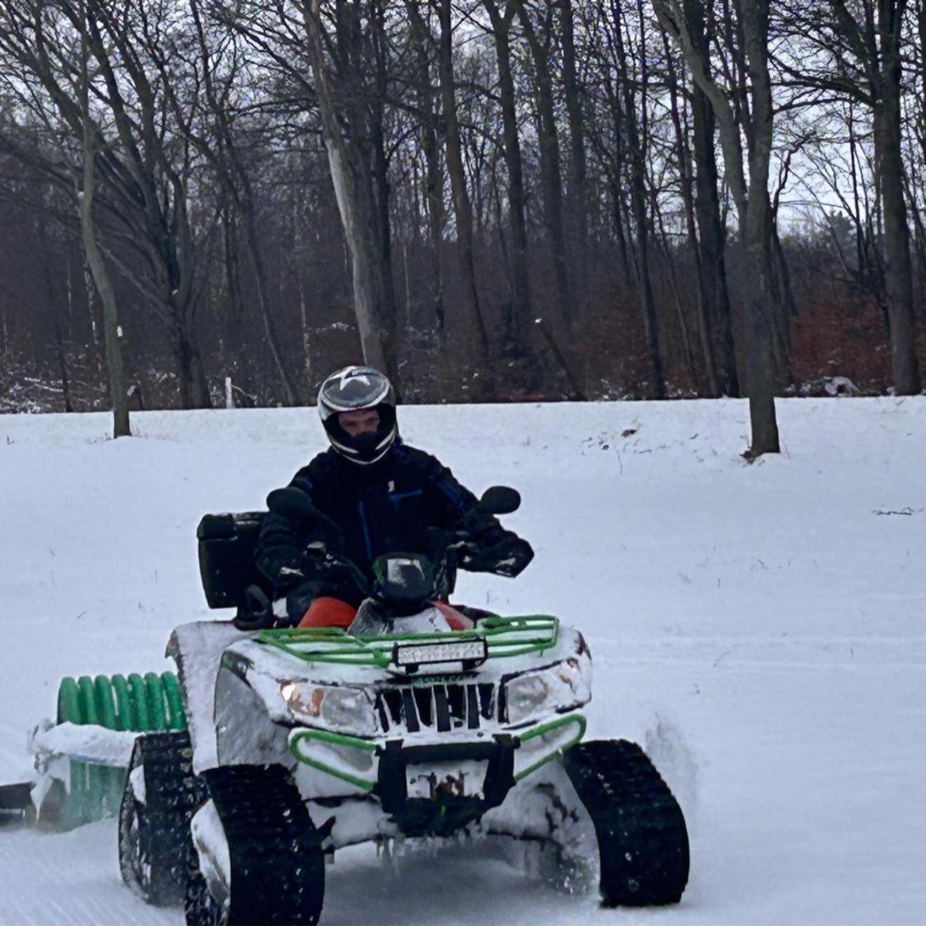 ❄️🎿 Wintersport in Freiberg ist wieder möglich.
Die Loipe im Stadtwald ist frisch gespurt und lädt zum Skilanglauf ein. Dank der fleißigen Mitglieder des @sv4linda wurde die Strecke präpariert – dem Schneevergnügen steht also nichts im Wege! 😊
Viele Freiberger haben die Loipe bereits angenommen. Der beste Einstieg ist am Platz der Einheit oder am Waldbad „Großer Teich“, von dort geht es einmal durch den gesamten Stadtwald. Viel Spaß im Schnee und einen gesunden Start ins neue Jahr ❄️🎿