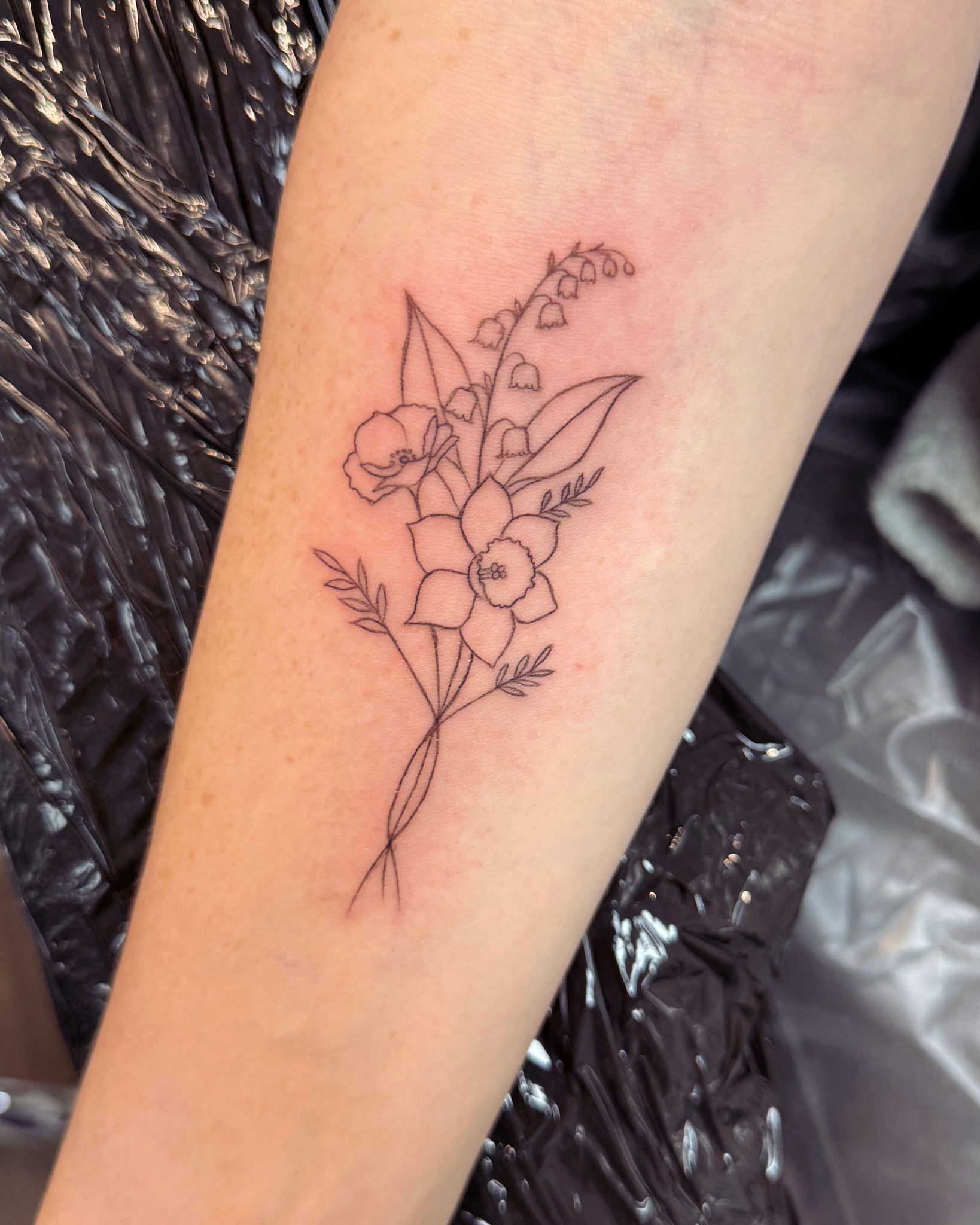 Soft florals, drawn with intention 🌿
Gentle lines, flowing stems, and a design created to sit naturally on the skin.
Delicate, meaningful, and timeless — just the way fine line tattoos should be 🤍
#finelinetattoo #floraltattoo #delicateink #softtattoo #femininetattoo #minimalink #meaningfultattoo #gentleart #tattooartistuk #finelineflowers