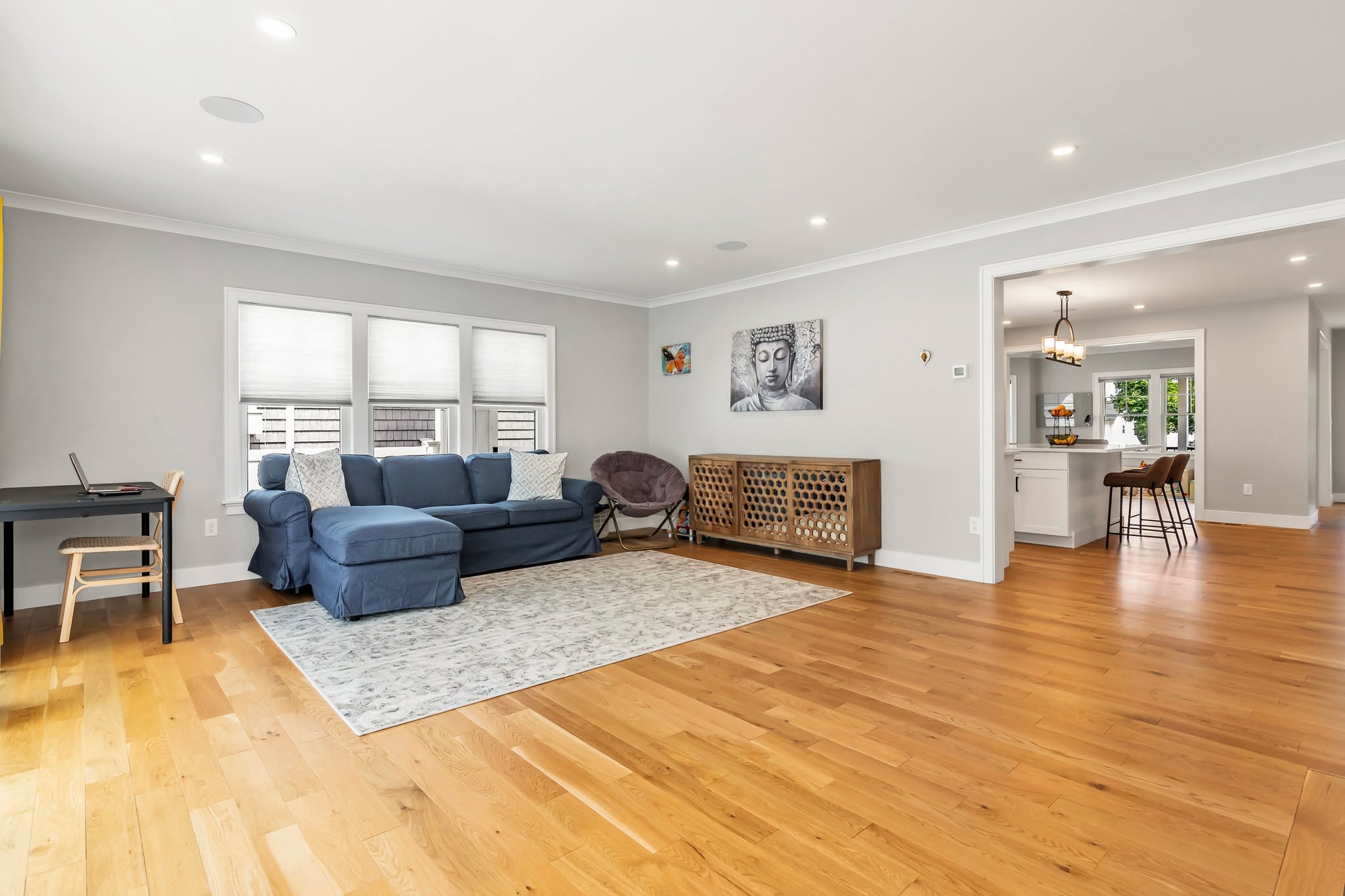 This bright, open living room blends warm oak floors, soft neutrals, and calming light to create instant comfort ๐๏ธโจ With a smooth flow into the kitchen, itโs perfect for relaxing or hosting, helping buyers picture warm nights and effortless gatherings from day one.