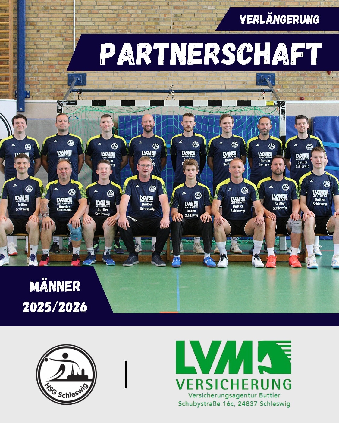 Partnerschaftsverlängerung mit der LVM-Versicherungsagentur Buttler! 💚💙
Auch in dieser Saison hat Tim Buttler von der LVM-Versicherungsagentur Buttler unsere komplette Männermannschaft wieder mit neuen Aufwärmshirts ausgestattet. Der gemeinsame Look stärkt den Teamgeist und sorgt für ein geschlossenes Auftreten auf der Platte – genau so, wie wir es lieben.
Ein großes Dankeschön geht an Tim Buttler, der seit mittlerweile über zehn Jahren unsere HSG Schleswig unterstützt und für sein Vertrauen in unsere Arbeit! 🙏🏻
Wir freuen uns sehr über Menschen wie dich, Tim, die mit ihrem Engagement einen großen Beitrag zum Handballsport in Schleswig leisten.
Über die LVM-Versicherungsagentur Buttler:
Die LVM-Versicherungsagentur bietet ausreichend Platz für eine vertrauensvolle und umfassende Beratung. Interessierte sind herzlich eingeladen, die Agentur zu besuchen.
Vor Ort kann man sich davon überzeugen, wie günstig Gutes sein kann. Kundinnen und Kunden sind dort in sehr guten Händen: In den Testergebnissen der Wirtschaftspresse und unabhängiger Testinstitute belegt die LVM Versicherung immer wieder Spitzenplätze – und das nicht nur in der Autoversicherung.
#hsgschleswig
#willkommenanderschlei