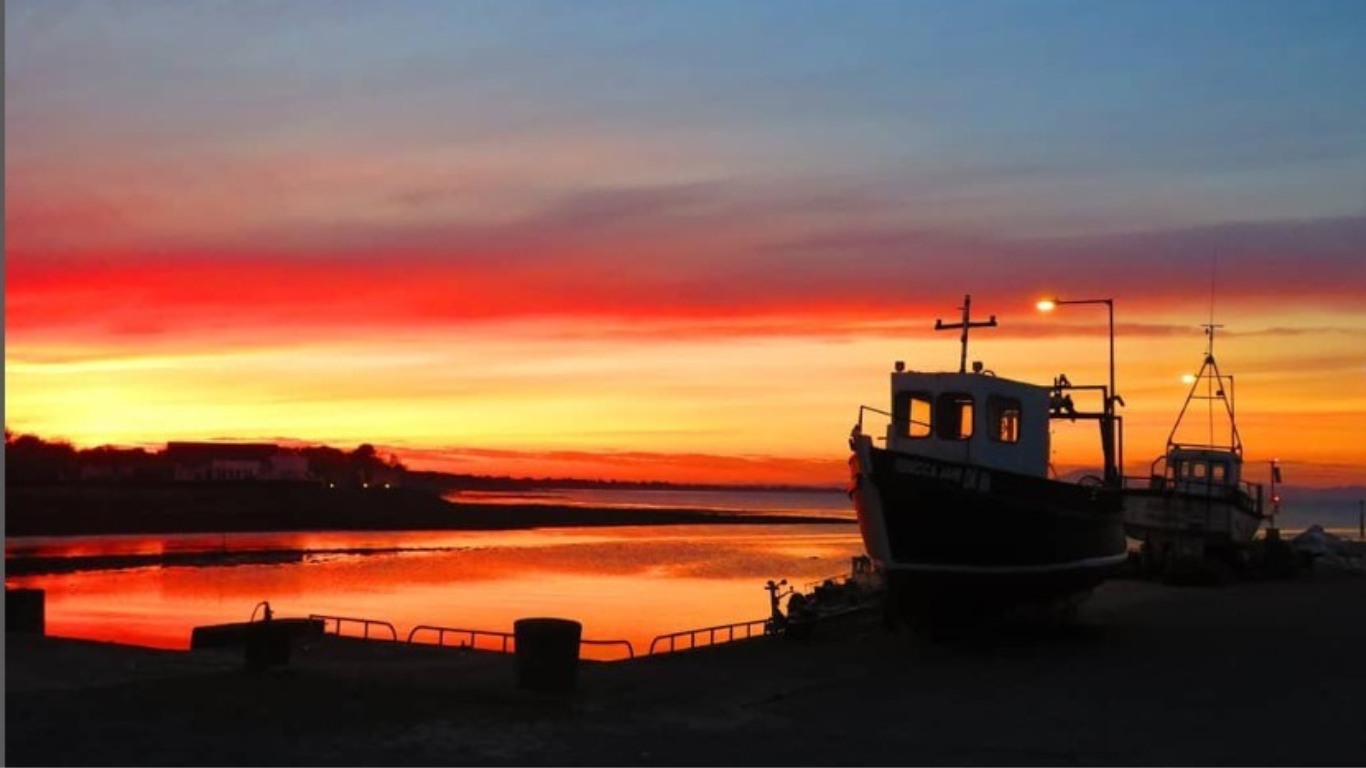 When the sun sinks low over Annagassan, everything slows down 🌅✨
Still waters, glowing skies and boats resting quietly by the shore create one of those moments that feels almost unreal. It’s the perfect reminder that along the Sea Louth coast, magic often happens at the end of the day 🌊💛
Would you rather catch this view at sunrise or sunset? 👀
Find out more about Annagassan here www.sealouth.ie/annagassan
#SeaLouth #IrelandsAncientEast #KeepDiscovering #See #Admire #CoastalLouth #SunsetViews #HarbourLife #SlowMoments
Credit @yvanduvalmccoy
