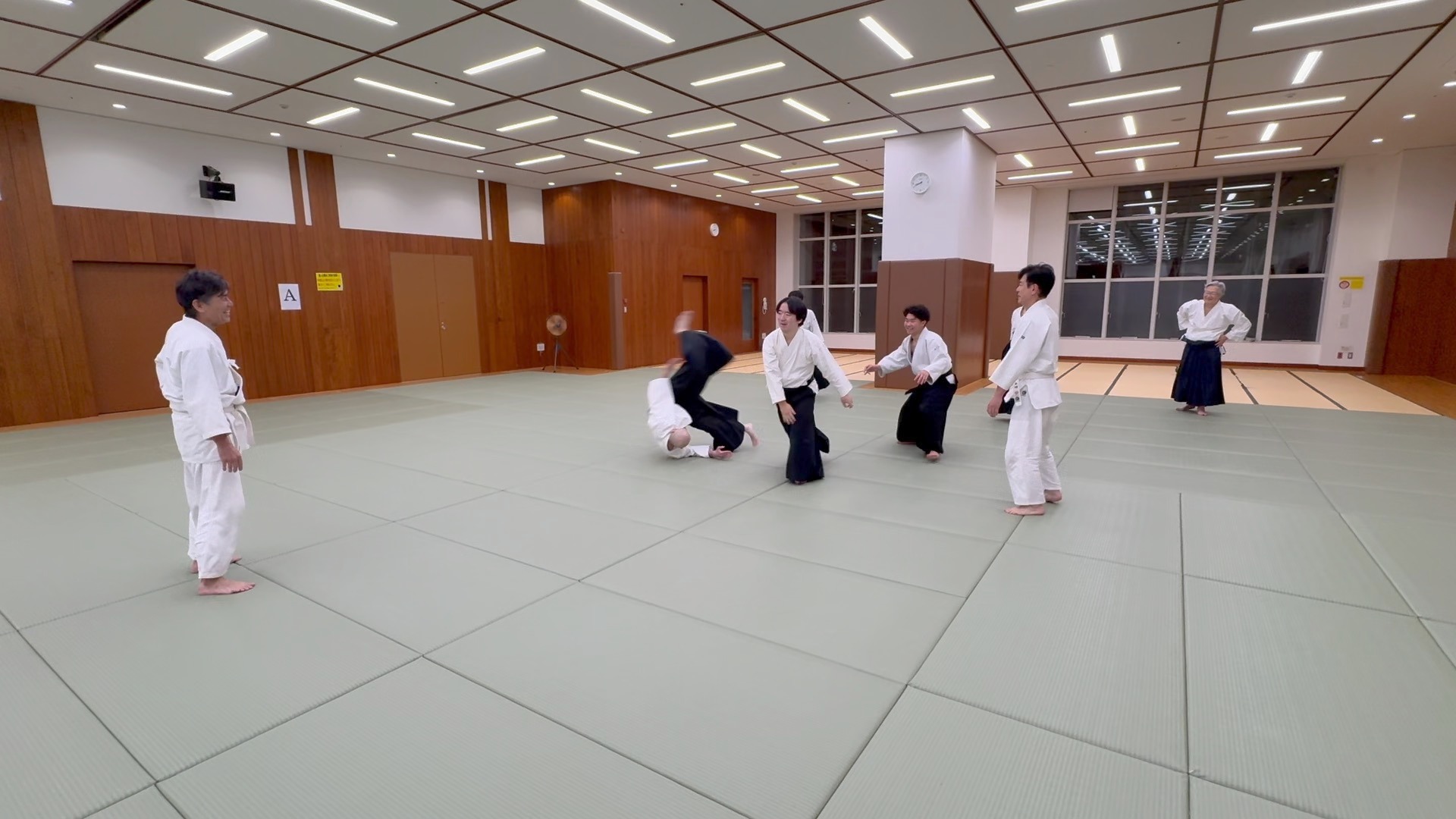 本日は当会の稽古はじめでした
新しい一年のスタートにふさわしく、基本から多人数掛けまで、気持ちのこもった稽古となりました。 多人数掛けは、一人ではなく「場」と向き合う稽古。
間合い、呼吸 ――仲間がいるからこそ磨かれていく感覚があります。 年齢・経験を問わず、それぞれのペースで真剣に稽古できるのが当会の魅力です。
「何かを始めたい」「心と体を整えたい」「本物の武道に触れてみたい」
そう思った方、ぜひ一度畳の上に立ってみてください。 見学・体験、いつでも歓迎しています🙂 #合気道 #合気道稽古 #稽古はじめ #武道 #日本武道
#多人数掛け #護身術 #習い事 #大人の習い事 #東京合気道
#港区 #港区スポーツセンター #田町 #三田 #東京
#体験受付中 #見学歓迎 #運動不足解消 #心と体
#武道のある生活 #新年スタート #仲間募集中