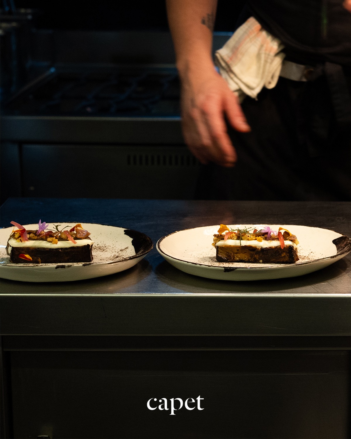 Cada pase se repite con la misma exigencia y ningún detalle al azar.
La regularidad también es parte del oficio.
🔗 Reserva fácilmente desde el enlace en nuestra bio
📍 Carrer del Cometa, 5, Ciutat Vella, 08002 Barcelona
📞 937 20 44 21
#capetrestaurante #barcelonarestaurants #cocinadeautor #guíamichelin #restaurantesbarcelona #barriogotic #cocinacuidada