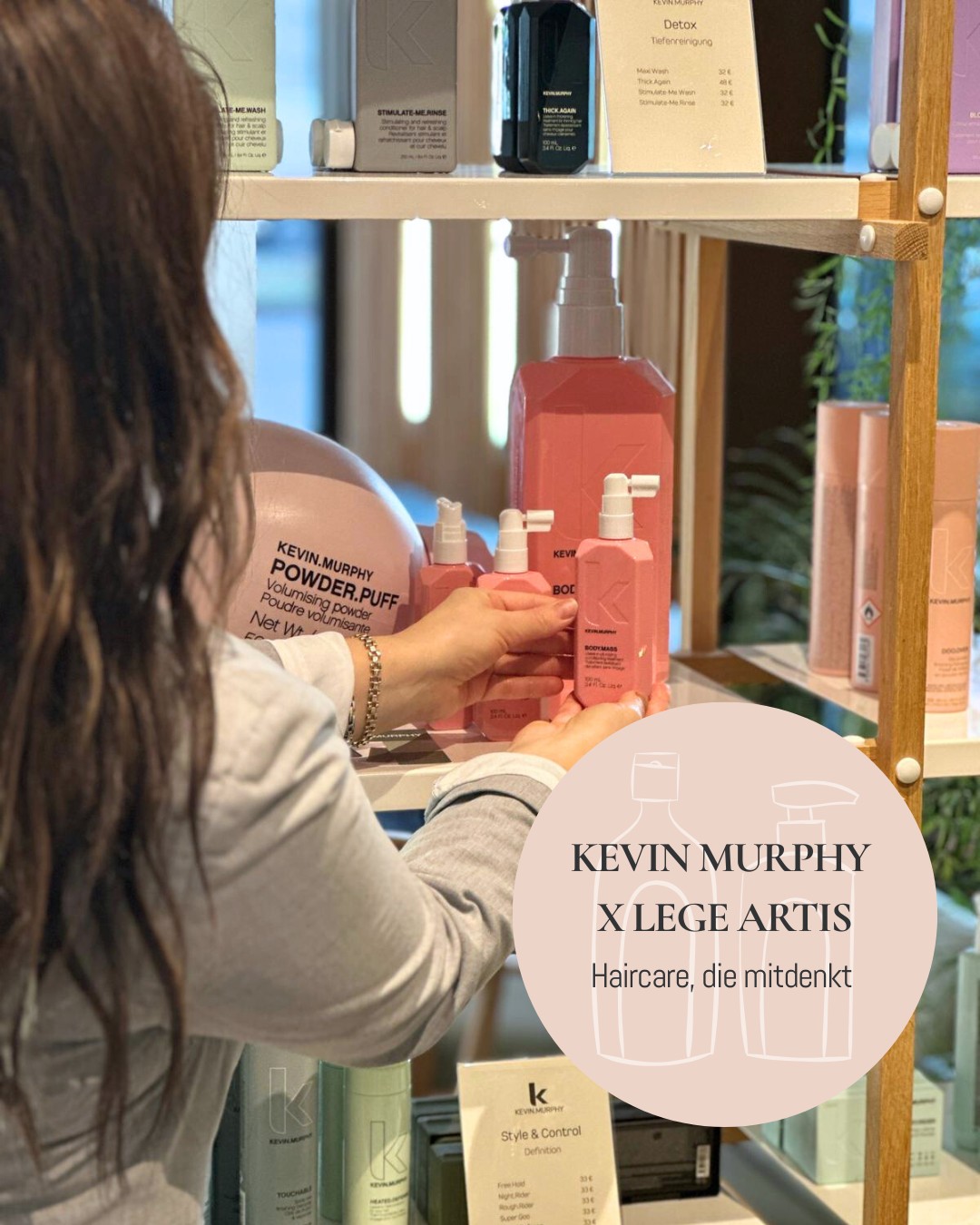 Gute Pflege ist mehr als Kosmetik – sie ist Haltung. ☝🏼
Deshalb arbeiten wir im Salon mit Kevin Murphy, einer Marke, die genau das verkörpert, was uns wichtig ist: hochwertige Inhaltsstoffe, moderne Technologie und Ergebnisse, die man sieht und fühlt.
🌿 natürliche Wirkstoffe
🌱 tierversuchsfrei & klimaneutral
💧 pflegeleicht & hochwirksam
✨ glänzendes, gesundes Haar – ohne Kompromisse
Ob feines Haar, Locken, colorierte Strähnen oder Frizz: Die Produktpalette ist genauso vielseitig wie die Bedürfnisse unserer Kund:innen – und wir beraten individuell, was wirklich passt.
Neugierig? Frag uns beim nächsten Besuch gern nach deinem persönlichen Produktmatch. 😉
#kevinmurphy #kevinmurphyproducts #haarpflege #haircareberlin #haircareexpert #legeartisberlin #salonberlin #friseurinberlin #hairtransformation #haarpflegeempfehlung #hairgoals #cleanbeautyhair #hairlove #wilmersdorf