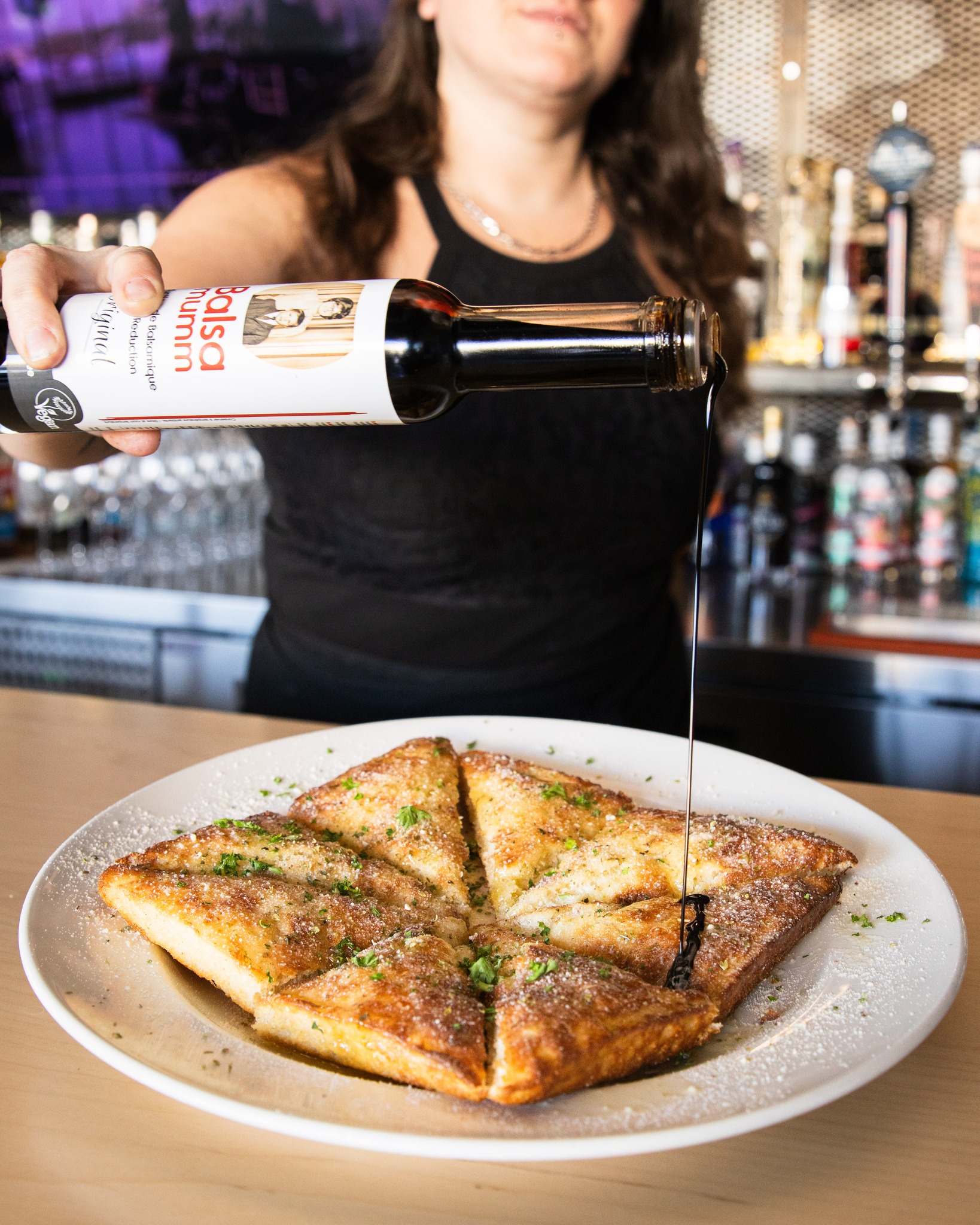Prêts pour une nouvelle année à vos côtés!
De notre côté, nous sommes plus motivés que jamais et ravis de partager de beaux moments avec vous — que ce soit autour d’un verre au bar, lors d’une soirée romantique ou d’un repas en famille.
Nous avons très hâte de vivre cette nouvelle année avec vous, chers clients. Merci de faire partie de notre aventure ✨🍷