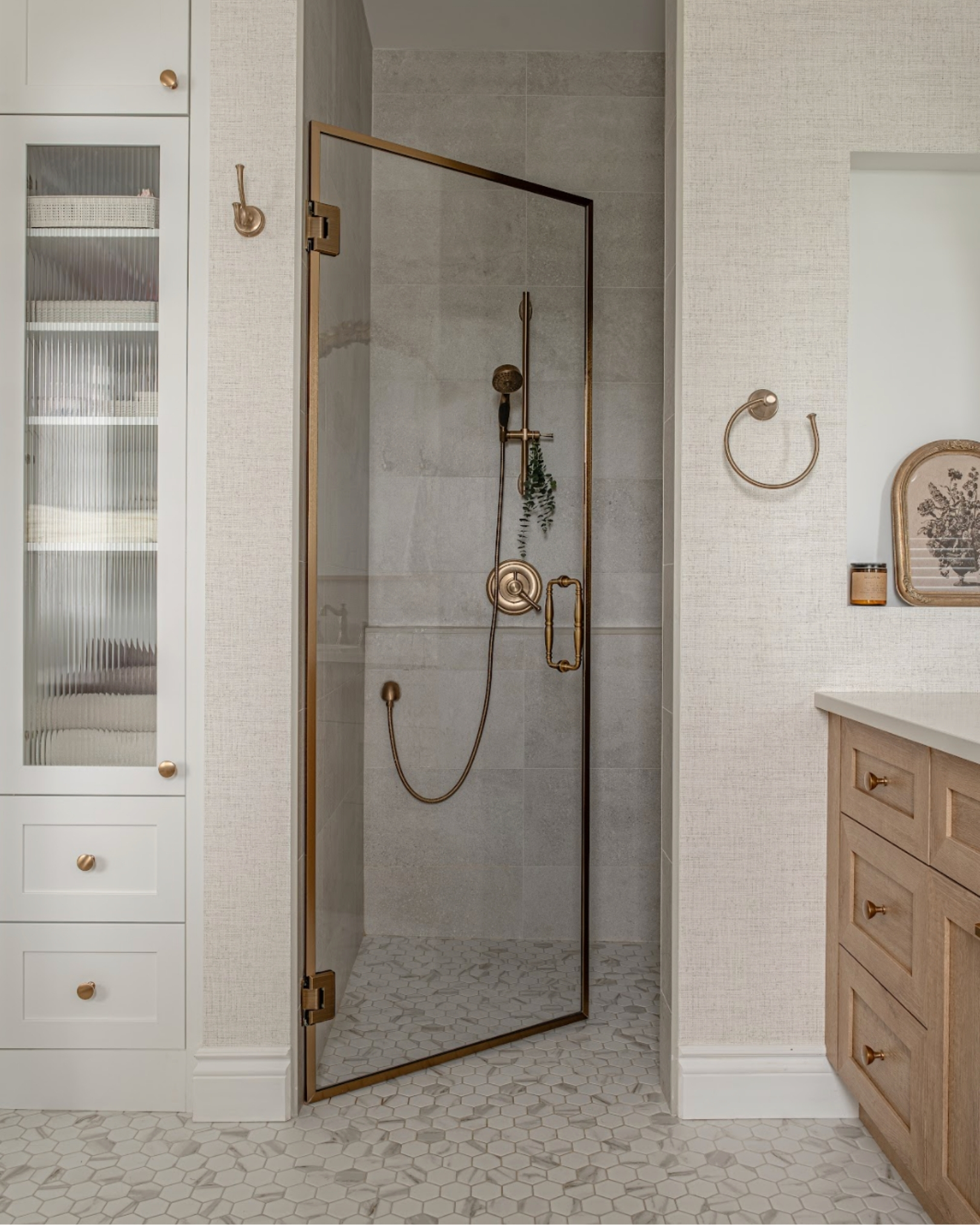 Avez-vous remarqué que je laisse volontairement les portes ouvertes dans certaines photos? 🚪📸
Ce petit détail permet de créer plus de profondeur, de laisser circuler le regard et de mieux comprendre l’espace dans son ensemble. Une porte entrouverte rend l’image plus vivante. ✨
⸺
Résidence Gouin
Designer: @dryburgh.design.architecture