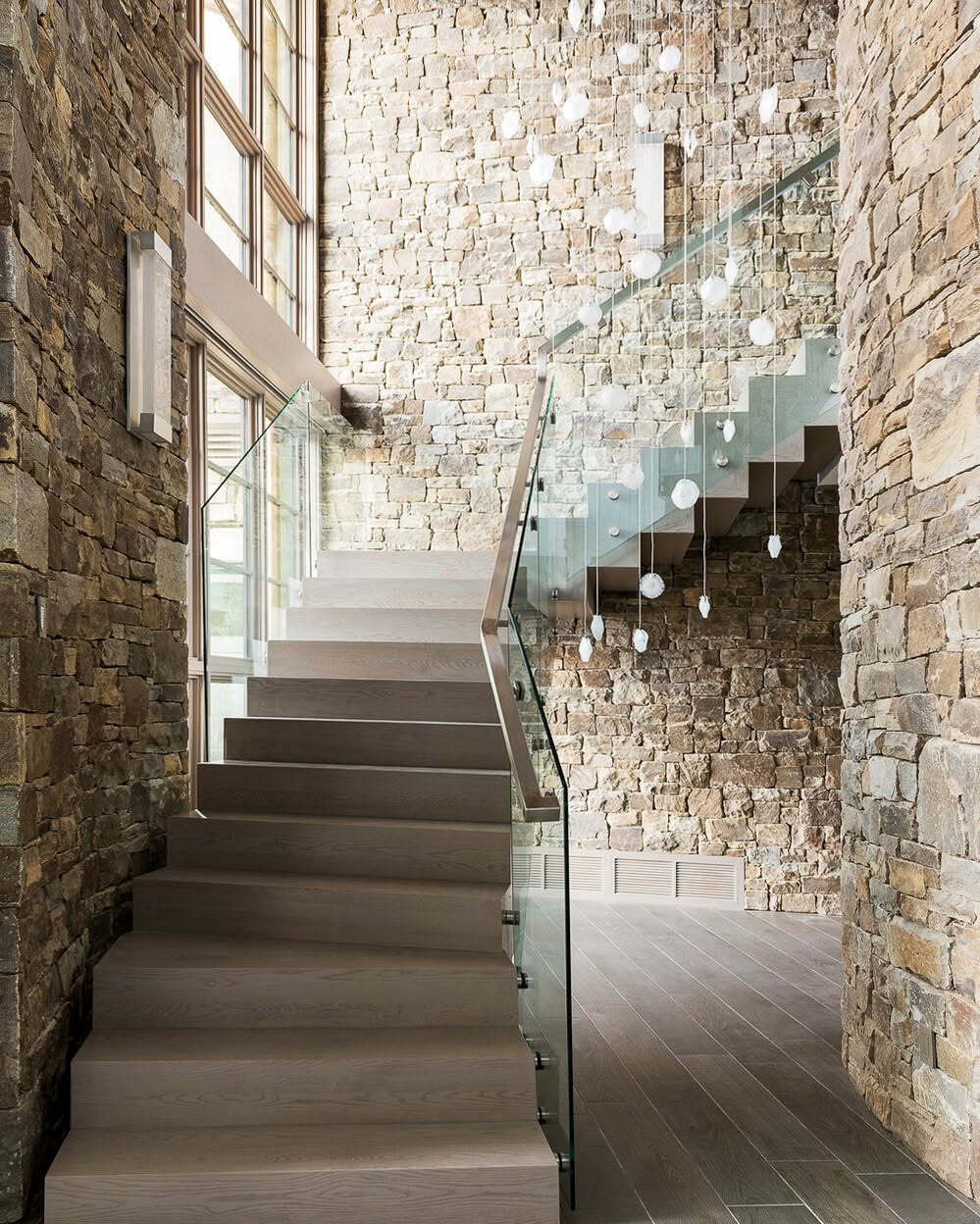 A glass rail that lets the architecture do the talking
#glassrailing #railing #interiordesign #metaldesign #fabrication #architecture #utahdesigner #utahhomes #utahcustomhomes #metalrailings #custom #customrailing #americaneaglewelding