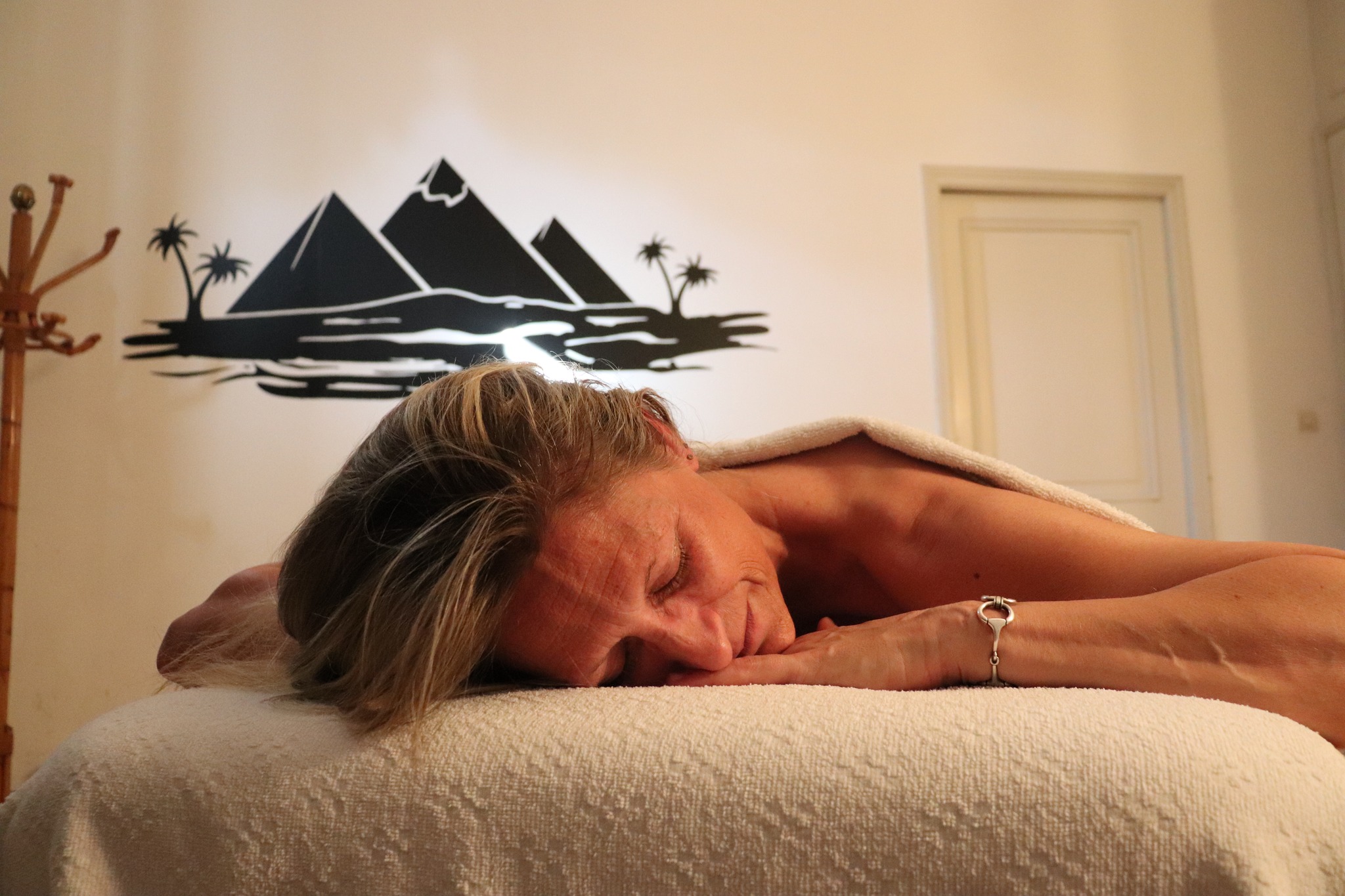 💜 Fibromyalgie : quand le massage devient un soutien au quotidien
La fibromyalgie est une pathologie complexe, souvent invisible, qui s’accompagne de douleurs diffuses, de fatigue chronique et de tensions profondes.
Il est important de le rappeler clairement : le massage n’est pas une solution médicale et ne remplace en aucun cas un suivi médical.
En revanche, des massages réguliers et adaptés peuvent constituer un accompagnement précieux à la gestion de la douleur.
💆♀️ Le massage peut aider à :
✨ relâcher les tensions musculaires
✨ apaiser le système nerveux
✨ améliorer la qualité du sommeil
✨ offrir un moment de répit face à la douleur
✨ reconnecter le corps dans un cadre sécurisant et bienveillant
🌿 La régularité, la douceur et l’écoute sont essentielles.
Chaque séance est ajustée selon les ressentis du jour, sans forcer, sans objectif de performance.
Chez Pharaon Bien-Être, l’accompagnement des personnes atteintes de fibromyalgie se fait avec respect, attention et humilité, en complément du parcours médical existant.
Prendre soin de soi, même par petites touches, peut déjà faire une différence 💜
#fibromyalgie #douleurchronique #massagebienetre #accompagnement #bienveillance #prendresoindesoi #gestiondeladouleur #detente #corpsetesprit #soutien #massageadapté #pharaonbienetre #mieuxetre #ecoute #respect