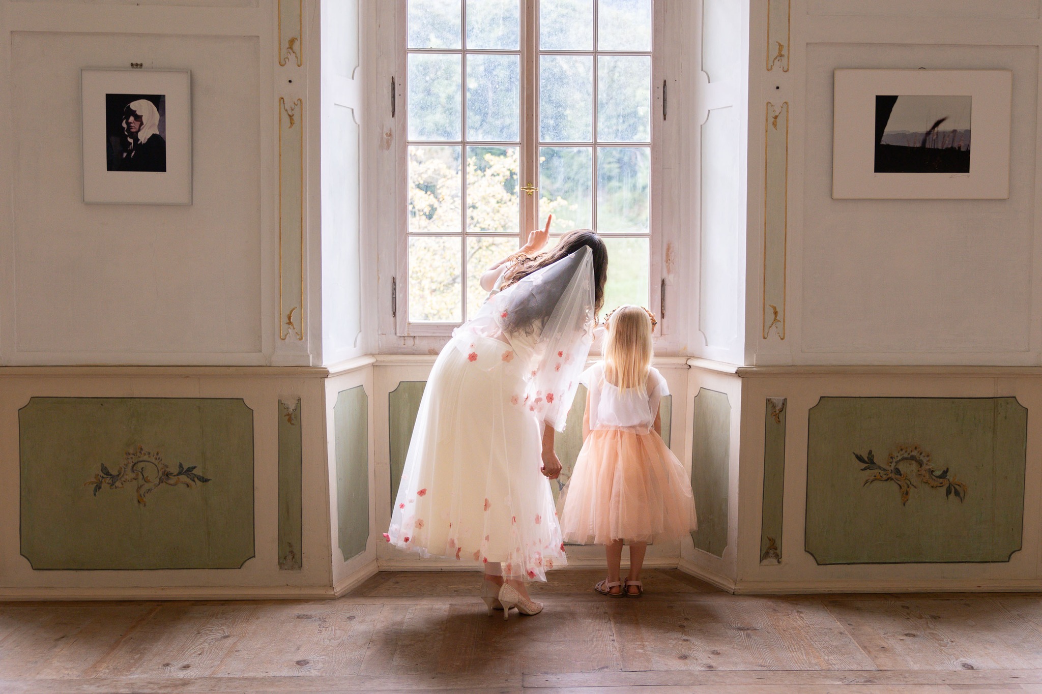 Ein Brautkleid voller Blüten 🌼 Jede einzelne von Hand mit einem Kreuzstich angenäht ✨ Aus Bio-Baumwolle und feinstem Schweizer Tüll 💛
#yulidesign #kreuzstich #handgemacht #slowfashion #brautkleid #tüllliebe #hochzeit #hochzeitskleid #braut #madeingraubünden