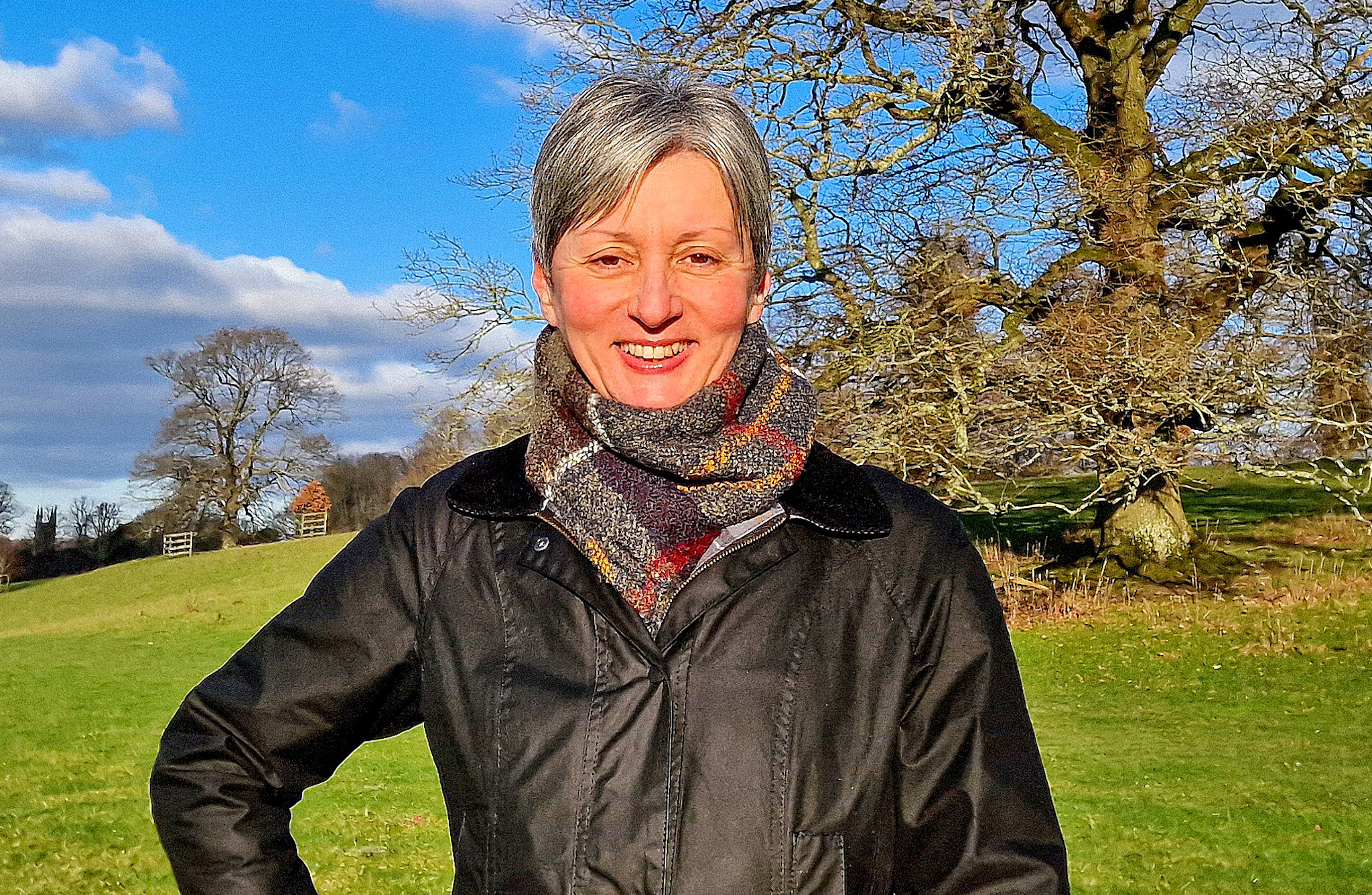 Dopo il trambusto delle feste, quando turisti e macchine riempiono ogni angolo, Chawton è tornato ad essere quel rifugio di quiete che tanto amo. Il villaggio ha ripreso il suo ritmo lento: passeggiate sui sentieri umidi di rugiada, tazze di tè fumanti davanti al camino acceso, insomma piccole abitudini che scaldano anche questo rigido inverno.
Io stamattina ho fatto la mia bella passeggiata, lasciandomi letteralmente cullare dal silenzio del paesaggio e dal canto degli uccelli. È incredibile come, qui, anche il respiro sembri più leggero.
Se potessi vivere nella campagna inglese per un mese intero, a te cosa piacerebbe fare?
#passionecampagnainglese #campagna #villaggio #camminarenellanatura #villagelife
#rurallife #countrylife #nature ##peaceandquiet #walksinnature