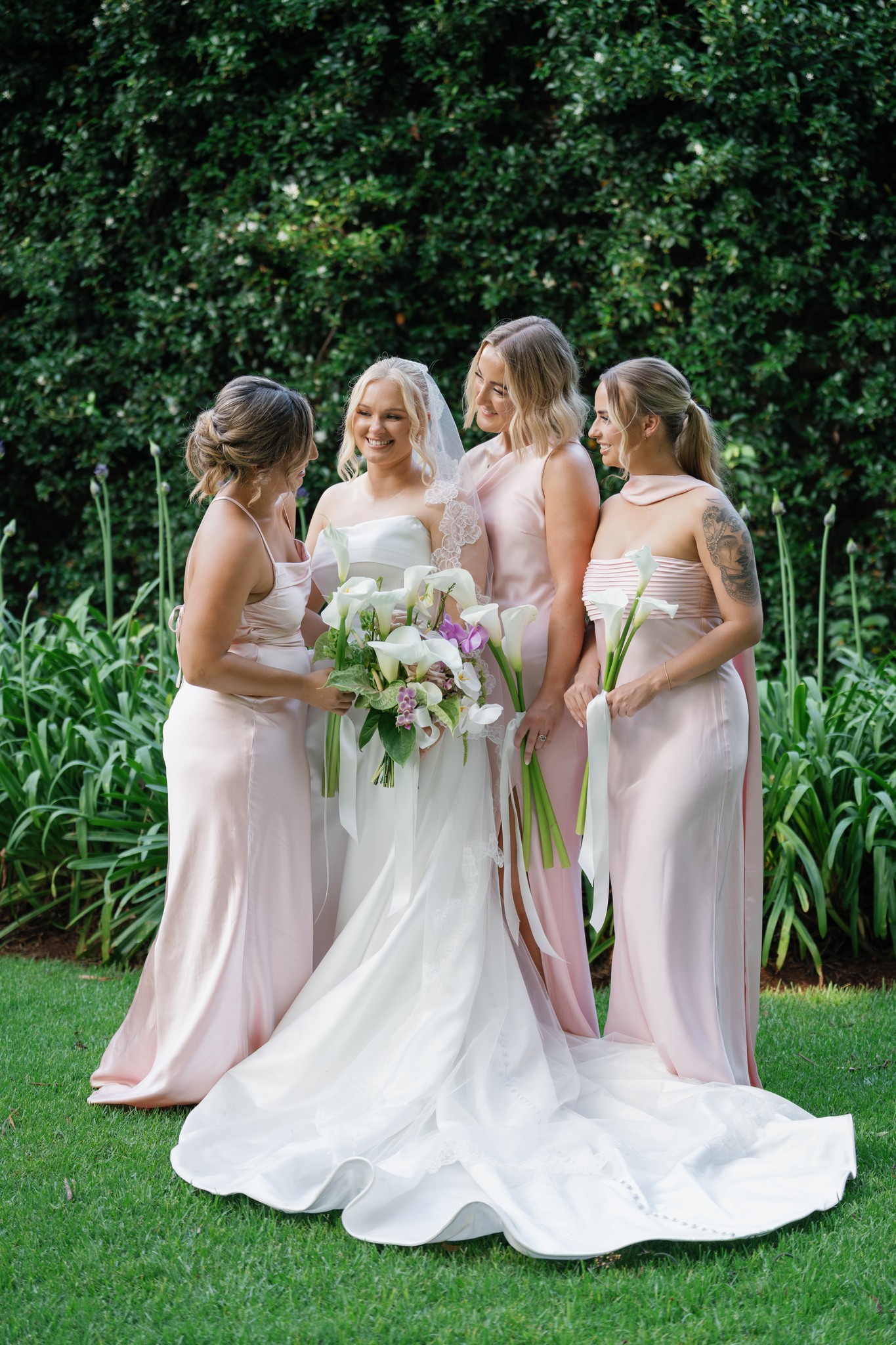 A moment shared, calm, familiar and full of quiet joy
Soft florals designed to feel effortless in the day, not seperate from it.
These are the moment we love being apart of
@wallflowerweddings
@gabbinbar
#gabbinbar #gabbinbarhomestead #qldwedding #floraldesign #bouquet #weddingflorist