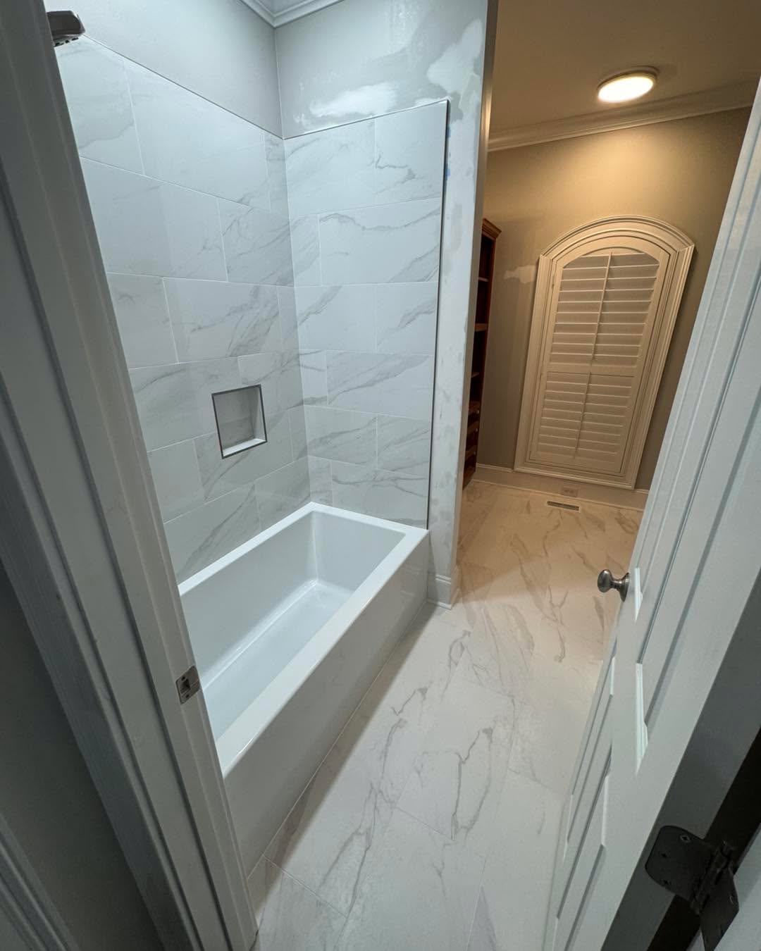 🛁Jack & Jill Bathroom Remodel
This bathroom is almost wrapped up, and it's already looking like a whole new space. Here's what we've completed so far:
• Installed a new tub
• Added a fresh tile tub surround
• Laid new tile flooring
• Patched and prepped all drywall
• Installed new tub plumbing fixtures
• Installed new toilet
• New granite countertop
• New vanity light and mirror
• New tp holder, towel bars and rings
• New trim
Painting of the vanity and walls will be handled by another contractor, and once that's done, this room will be ready for finishing touches.
Another solid transformation for a Fayetteville home.