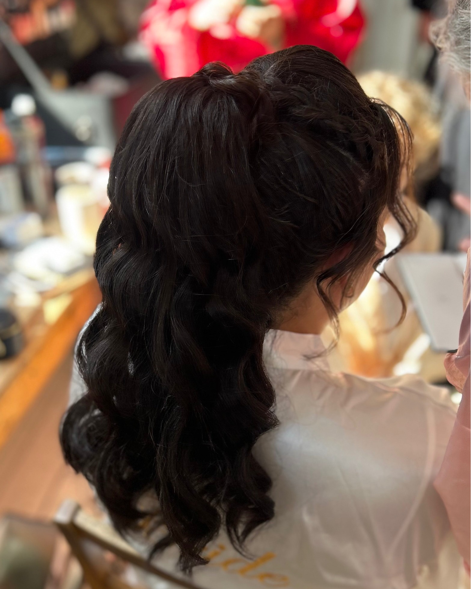 SWIPE FOR BEFORE! Vibe Queen Sara was going for it with her wedding hair & I was so here for it! Cue... the Hollywood ponytail! Such fun to create using extensions from @cliphairlimited
Sara, I bloody love you! Sending all my love to you & Laurence for your marriage, see you on my next visit to Brighton!
#hawthbushfarm #hawthbushwedding #hawthbushfarmwedding #hawthbushweddings #surreymakeupartist