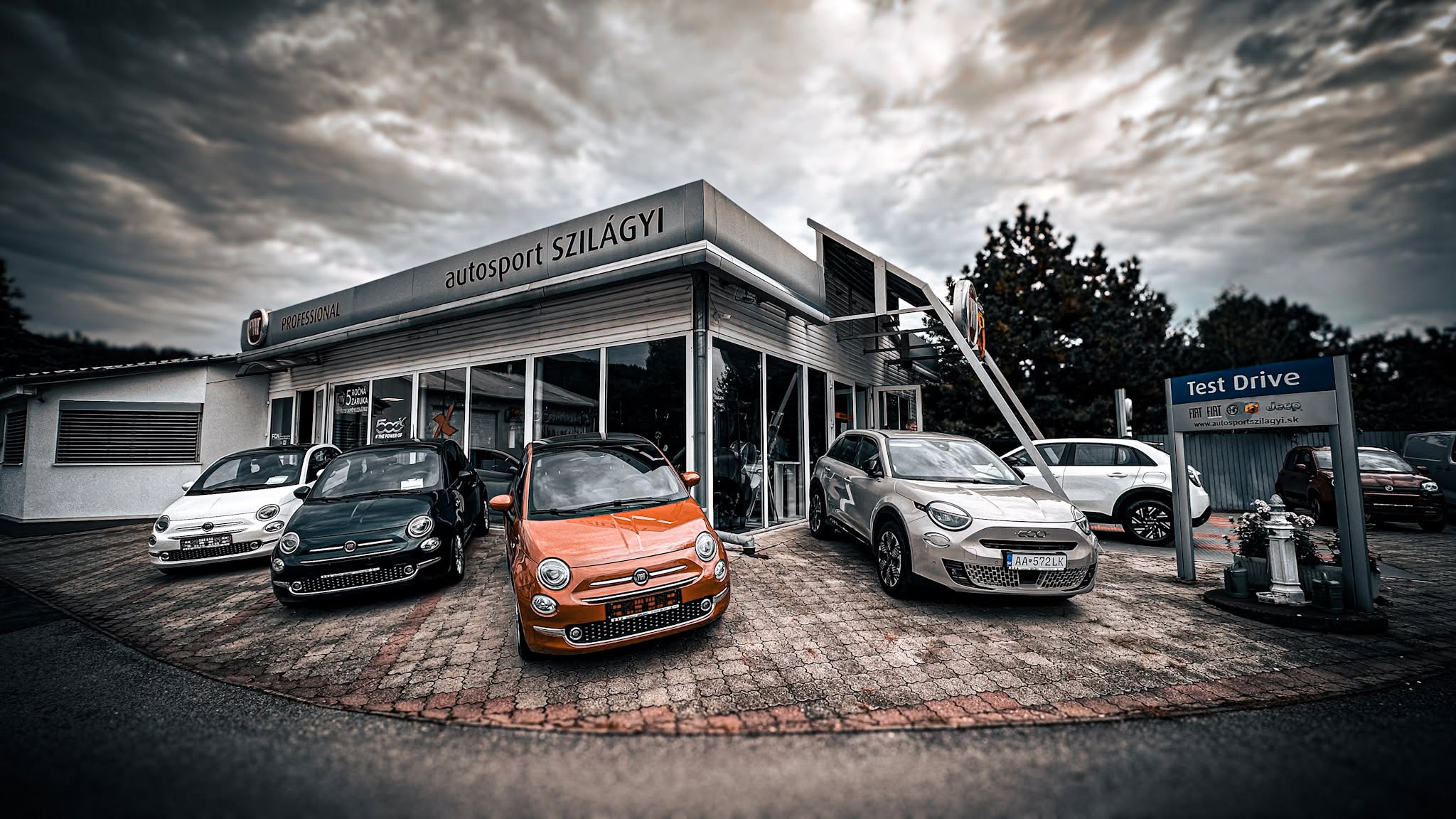 🚗 ROK 2025 BOL O VÁS A VAŠEJ RADOSTI, ROK 2026 BUDE O VAŠEJ JAZDE! 🇮🇹
Minulý rok bol pre nás výnimočný a plný talianskej vášne, ktorú s vami zdieľame už viac ako 24 rokov.
Čo nám v roku 2025 robilo najväčšiu radosť?
🌟 Vidieť vaše nadšenie, keď ste si preberali kľúče od novej Fiat Grande Panda – auta, ktoré si získalo vaše srdcia.
⚡ Sledovať, ako sa sťahujete do sveta budúcnosti s FIAT 600 (či už v hybridnej alebo čisto elektrickej verzii).
🔍 Vyberať pre vás tie najlepšie firemné vozidlá! Ale aj zánovné vozidlá, ktoré sme naším „špičkovým okom“ preverili do poslednej skrutky.
Pre firemný sektor sme boli pevnou oporou 💼 Naši firemní klienti vedia, že podnikanie nepočká. Vďaka nášmu značkovému servisu FIAT GaranciaPlus sme držali vaše podnikanie v pohybe: ✅ Diagnostika do 24 hodín. ✅ Termín servisu do 3 pracovných dní. ✅ Náhradné úžitkové vozidlo, aby práca nikdy nestála.
Vstupujeme do roku 2026 – a my sme tu stále pre vás! 🛠️ Nový rok prináša nové výzvy a my sme pripravení. Či už vás láka nové Ducato, Scudo alebo Doblò, alebo hľadáte spoľahlivého partnera pre servis, sme tu pre vás s rodinným prístupom a 25 % zľavou na originálne diely pre staršie vozidlá v programe „Vernosť sa vypláca“.
Šťastné kilometre v roku 2026 praje tím Autosport Szilágyi!
ℹ️ Vidíme sa 7.1.2026
📍 Navštívte nás a zažite showroom a servis, ktorý má srdce. #AutosportSzilagyi #Fiat #FiatProfessional #GrandePanda #Fiat600 #GaranciaPlus #NovaEnergia #Slovensko #PF2026