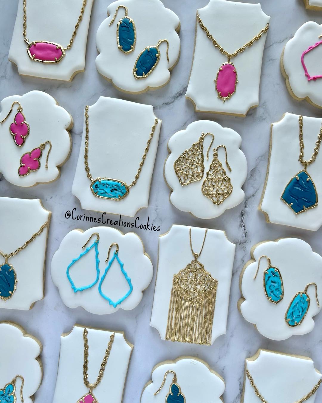 These cookies were made a few months ago for a Kendra Scott themed luncheon. Some pretty detailed cookies as each chain link was hand painted with gold after being piped. Pretty realistic though.
.
.
.
#thewoodlandstxcookies #sugarcookies #decoratedcookies #thewoodlandstx #customcookies #kendrascott #kendrascottjewelry #kendrascottnecklace #kendrascottearrings