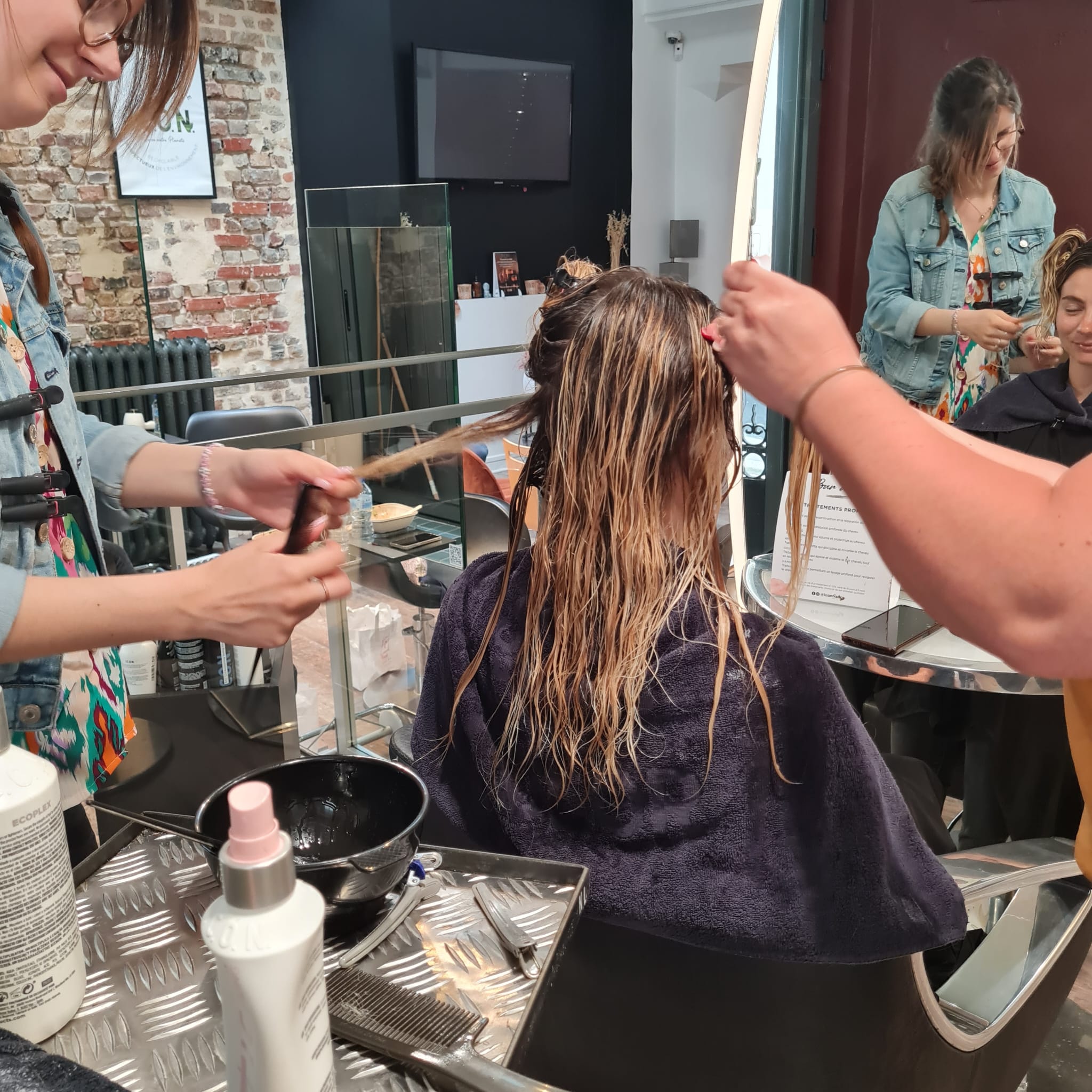 Envie de passer un cap sur tes éclaircissements (diagnostic, placements, neutralisation, réflexes pro) et de repartir avec une méthode claire à reproduire direct au salon ? Découvrez la formation Easy Lightening avec Jérémy Kis.
📅 Prochaine date le 26 janvier à Paris
#hair #factoryeducation #formation #balayage #blond