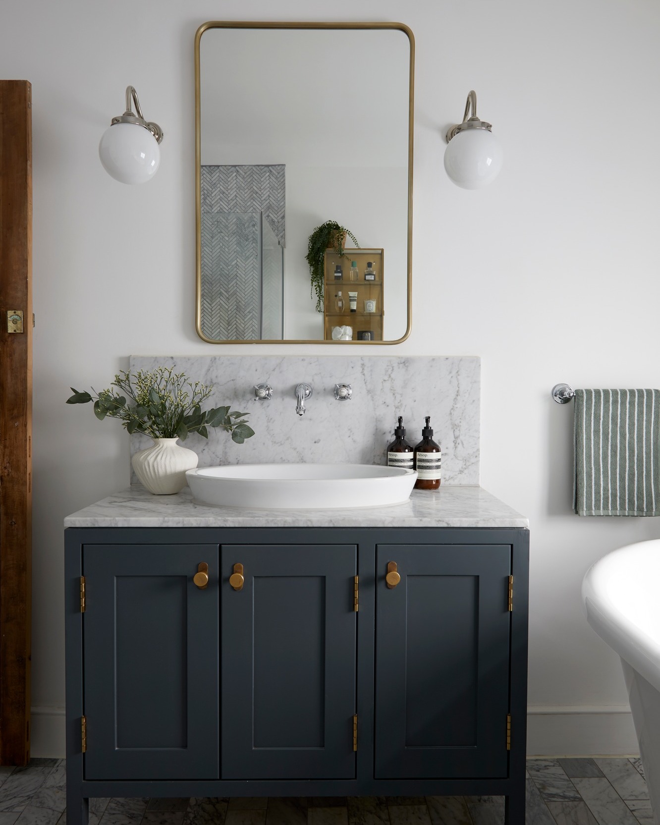 How to mix metals in your home
(without it looking messy)
Start by choosing a primary metal and repeating it to create cohesion. In bathrooms especially, taps, showers, and bath fittings should always match.
Layer in a secondary metal for warmth and contrast. Aged brass works beautifully and feels timeless
rather than trend led.
Use accent metals on mirrors, lighting, or cabinet hardware. These are easier and more affordable to update.
To keep the look calm and considered, limit your home to two or three metals total, repeating each finish so it feels deliberate, not accidental.
✨ Save this for your next renovation or refresh.
Designed by:@kelleninteriors
Photography: @annastathakiphoto
#londoninteriors #bathroominterior #londoninteriordesigner #ukinteriordesigner #kelleninteriors #mixingmetals