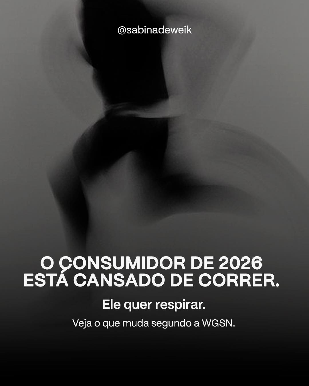 O consumidor de 2026 não está em busca de excesso. Está em busca de menos ruído e menos cobrança.
Segundo relatório da WGSN 2026, a exaustão virou um vetor de decisão e isso muda a forma como consumimos, trabalhamos, comunicamos e nos conectamos às marcas.
O que estamos vivendo não é apenas uma mudança de consumo. É uma mudança de fôlego. O consumidor entra nesse ano cansado emocionalmente e cognitivamente. E quando o cansaço se torna coletivo, ele passa a orientar escolhas. Queremos menos estímulos, menos promessas grandiosas e menos performance contínua.
Em 2026, ganham relevância as pequenas conquistas, o cuidado cotidiano, e as marcas que não gritam mas orientam.
Isso levanta uma pergunta incômoda (e estratégica): sua marca ajuda as pessoas a respirar ou a correr mais rápido?
#SabinaDeweik #coolhunting #consumo