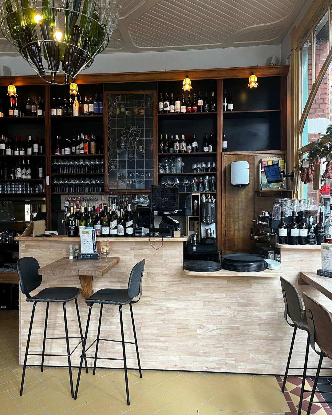 Sinds gisteren zijn wij weer open, met een nieuwe bar én een nieuwe vloer. Een frisse start, maar nog steeds die vertrouwde sfeer 🍷
Buiten is het koud, binnen warm en gezellig. Kom langs voor een goed glas wijn, we zien je graag weer aan de bar.