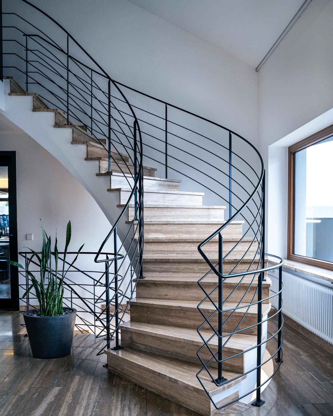 Stahl in ruhiger Kurve.
Mehr braucht es nicht.
#treppengeländer #metallbau #teamGAST