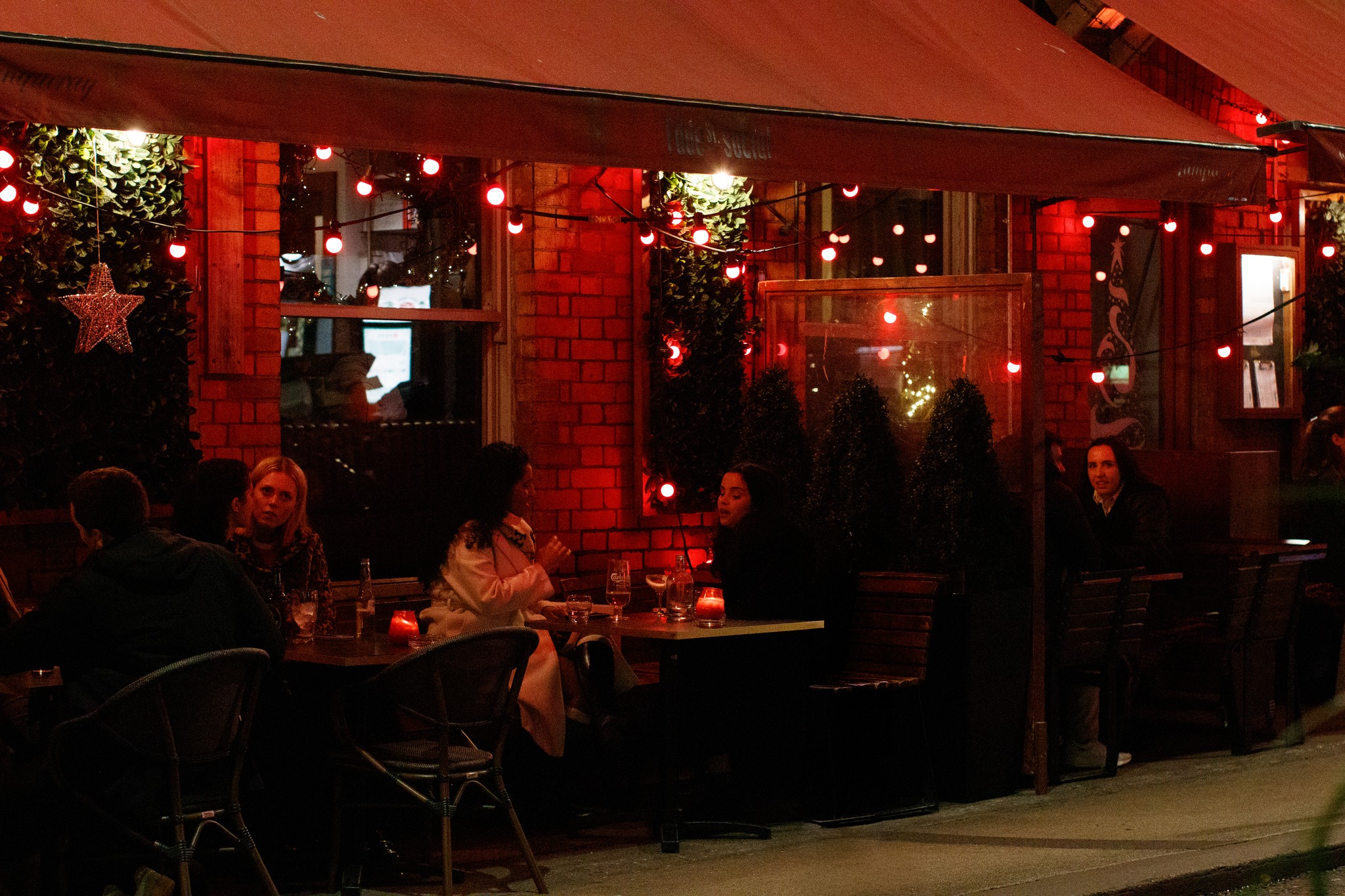 Monday never looked so good. 🍕🍸 Catch the glow on our street-level terrace and dive into our Feast & Fizz special! ✨ 2 Sourdough Pizzas + 2 Handcrafted Cocktails for just €40. ✨ Plus, 2 Cocktails for €15 all night long. Available Mon–Wed from 3pm. Tag your terrace partner! 👇