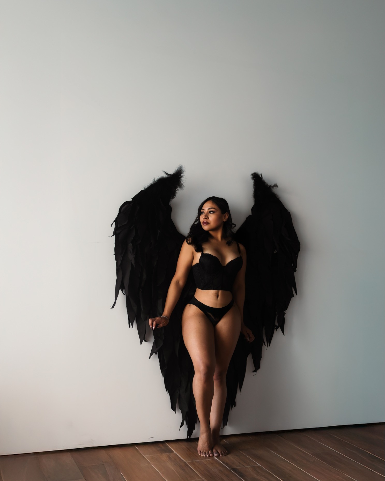 Alas, piel y arte.
No es un disfraz, es una forma de habitar tu cuerpo desde otro lugar.
Desde la suavidad de la lencería, la fuerza del contraste en blanco y negro, hasta la expresión libre del body paint…
cada sesión es una interpretación distinta de ti.
No se trata de posar,
se trata de sentirte.
De verte sin filtros.
De crear imágenes que no buscan aprobación, sino conexión.
Si alguna vez has pensado en hacer una sesión así,
este es tu momento.
Escríbeme y con gusto te comparto toda la información 🤍
📍 Ciudad Juárez / El Paso
#boudoir #elpaso #ciudadjuarez