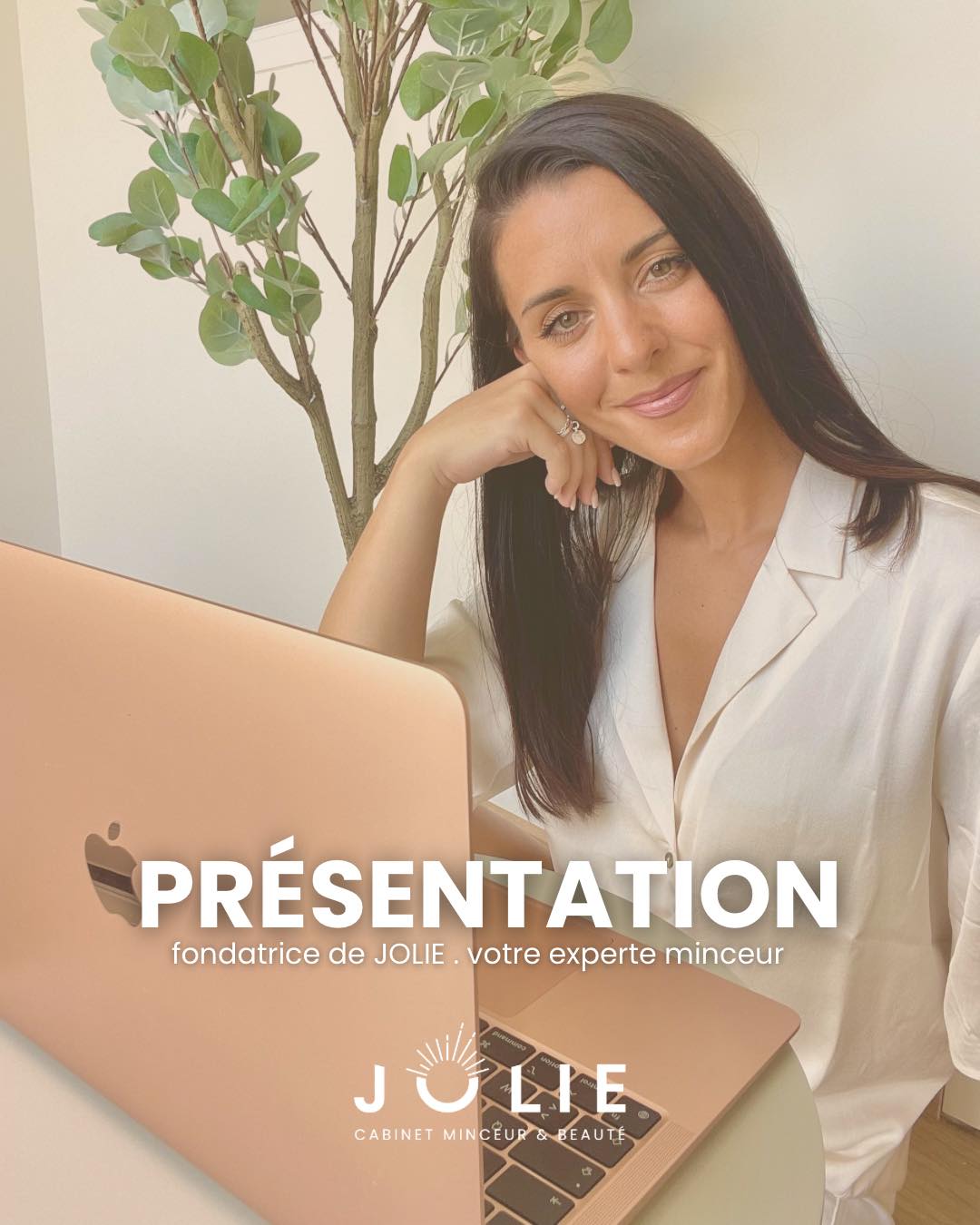 Si tu viens d’arriver ici, bienvenue 💛
Je m’appelle Julie, experte en chronobiologie alimentaire & fondatrice du Cabinet JOLIE.
J’accompagne les personnes qui veulent enfin :
✔ retrouver leur silhouette
✔ apaiser leur relation à la nourriture
✔ arrêter l’effet yo-yo
✔ se sentir mieux dans leur corps, leur énergie et leur digestion
Ce que je défends ?
➡️ Une perte de poids sans régime, sans frustration, et surtout… durable.
Pas de restriction.
Pas d’aliments “interdits”.
Simplement le bon aliment, au bon moment, selon le rythme biologique de ton corps.
Ici, je te partage :
✨ des conseils simples, applicables au quotidien
🥑 des recettes chrono gourmandes
💬 des rappels mindset pour ne plus abandonner
📚 mes connaissances pour que tu comprennes ton corps (enfin !)
Si tu veux mincir autrement… tu es au bon endroit.
👇 Dis-moi en commentaire depuis quand tu me suis — ou si tu viens d’arriver !