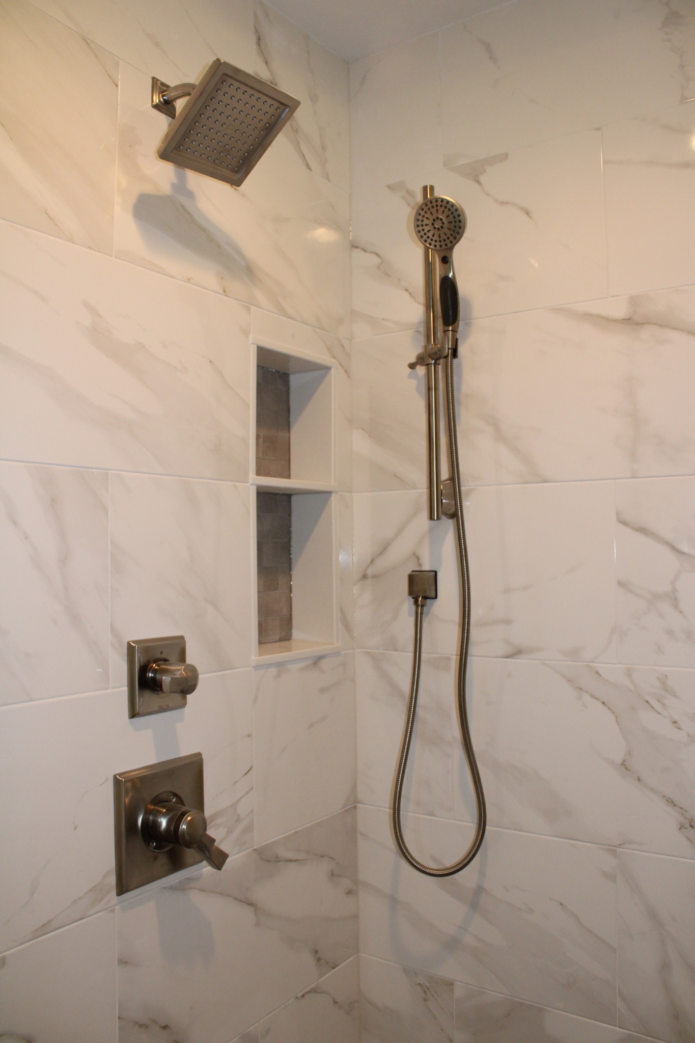 House of Decor offers interior design services in Northern Indiana with a focus on the elements that define your space—flooring, tile, and window treatments. While we do not sell furniture, we provide the interior resources that bring rooms together seamlessly.
Our services include:
>Flooring design and installation
>Tile and custom shower design
>Window treatments and Hunter Douglas blinds
By focusing on finishes and foundational elements, we help homeowners and businesses create interiors that feel cohesive, functional, and timeless.