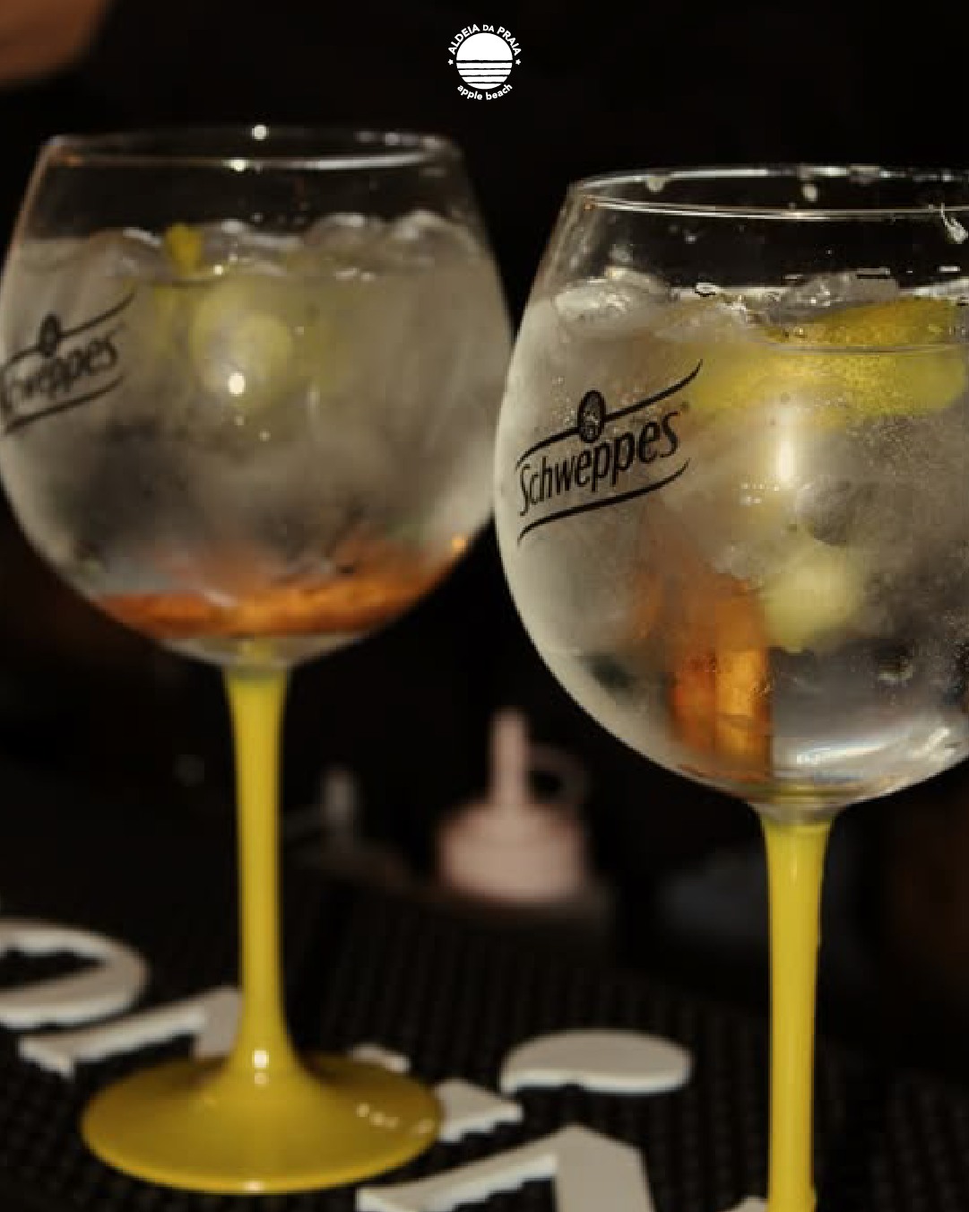 🇵🇹 Fica para mais um. No @fiftybarsintra, há cocktails, sol baixo e conversas longas.
🇬🇧 Stay for another. At @fiftybarsintra, there’s cocktails, low sun, and long talks.
#AldeiaDaPraia #FiftyBar #FimDeTardeNaAldeia #CocktailTime