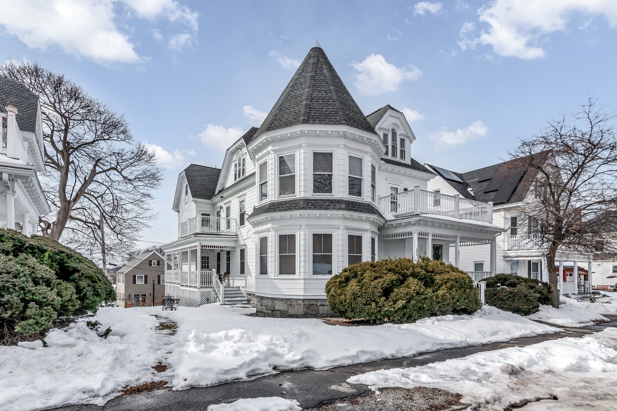 Designed to stand out in every season ๐กโ๏ธ From the stunning winter curb appeal to the bright, spacious living room and sleek kitchen, this home proves great design turns cold days into warm offers.