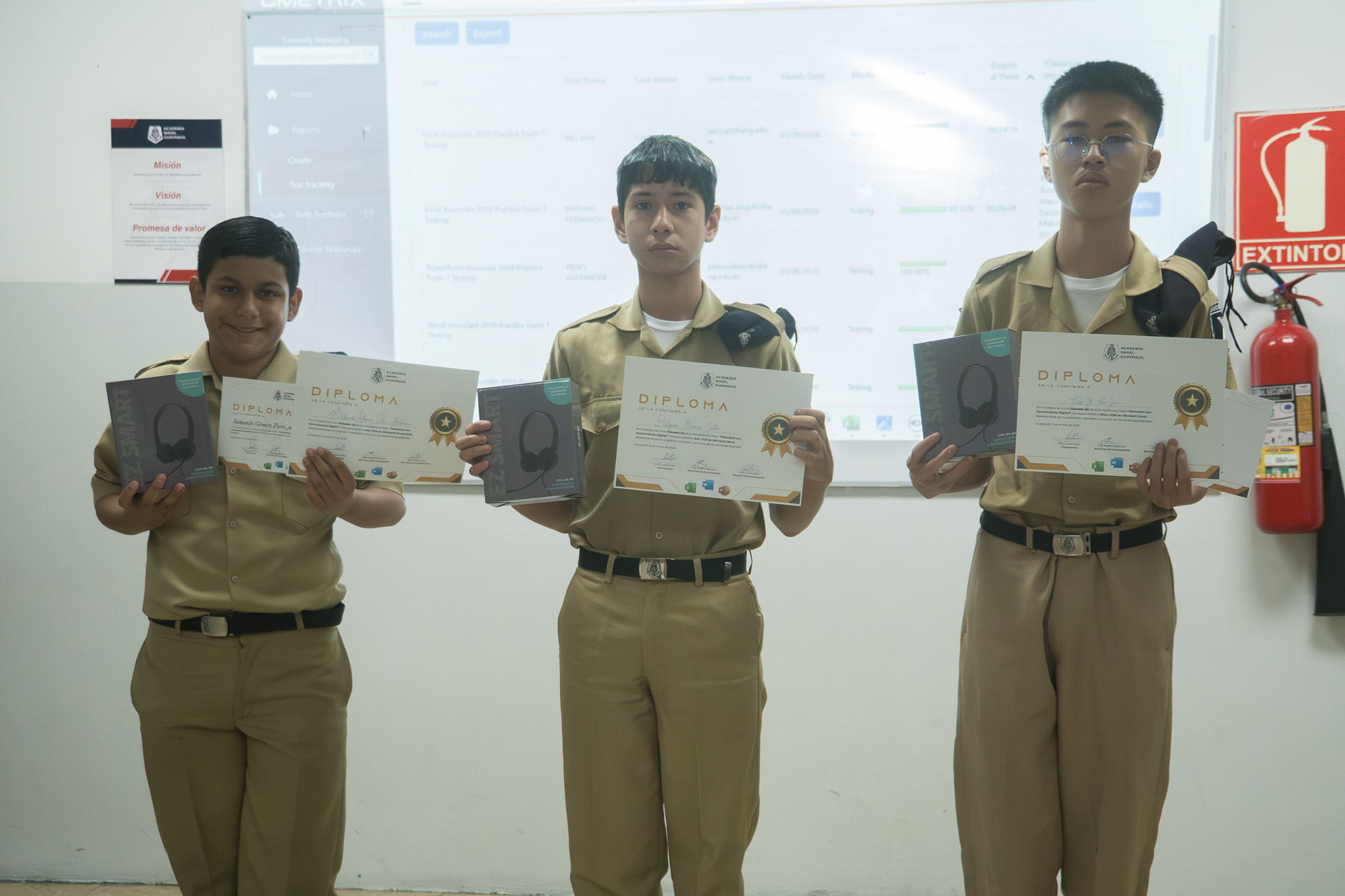 🚀 Competencia Flash: Velocidad con Conocimiento Digital 💻⚡
Nuestros cadetes pusieron a prueba sus habilidades digitales en una competencia práctica que combinó velocidad, precisión y dominio tecnológico en el uso de Microsoft PowerPoint, Word y Excel.
A través de simulaciones oficiales en la plataforma GMetrix, evaluamos de manera real y aplicada los conocimientos adquiridos, fortaleciendo su preparación para certificaciones internacionales y los desafíos del mundo digital.
👏 Felicitamos a todos los participantes por demostrar que el conocimiento, cuando se practica, se convierte en excelencia.