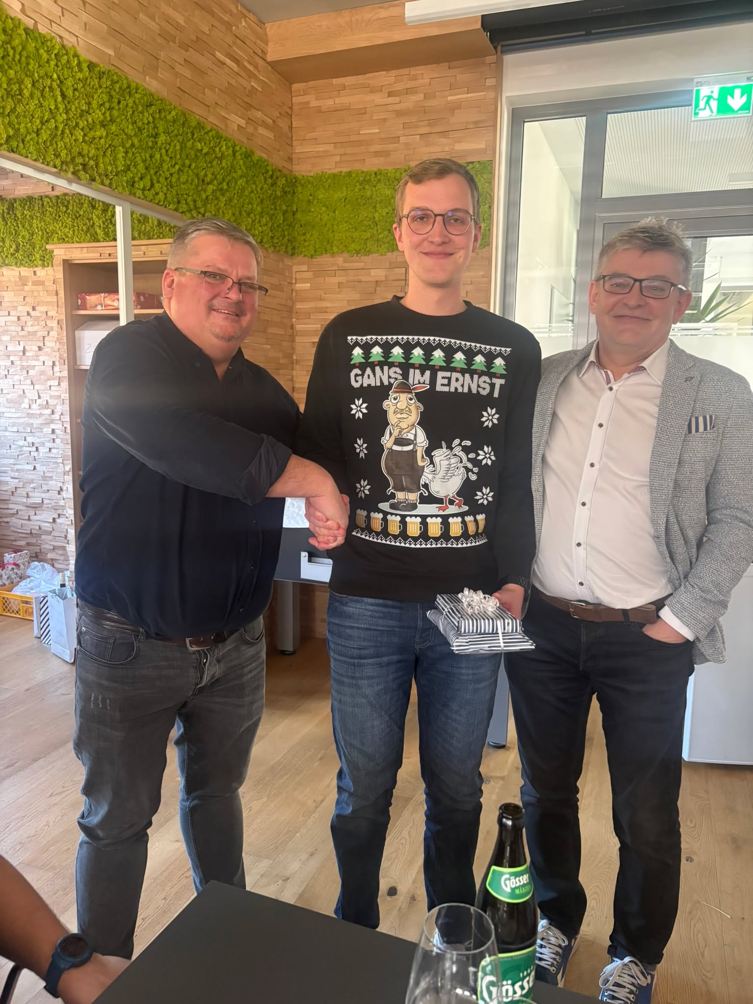 Im Rahmen unseres gemeinsamen Jahresausklangs am 19.12.2025 durften wir einen ganz besonderen Anlass feiern:
Wir gratulieren unserem Kollegen @floo.geyer herzlich zu seinem 5-jährigen Firmenjubiläum! 👏
Danke, Florian, für deinen Einsatz, deine Verlässlichkeit und die großartige Zusammenarbeit in den letzten fünf Jahren. Wir freuen uns auf viele weitere gemeinsame Projekte und Erfolge! 🚀
#Firmenjubiläum #5Jahre #TeamWelatech #Danke #Mitarbeiterwertschätzung