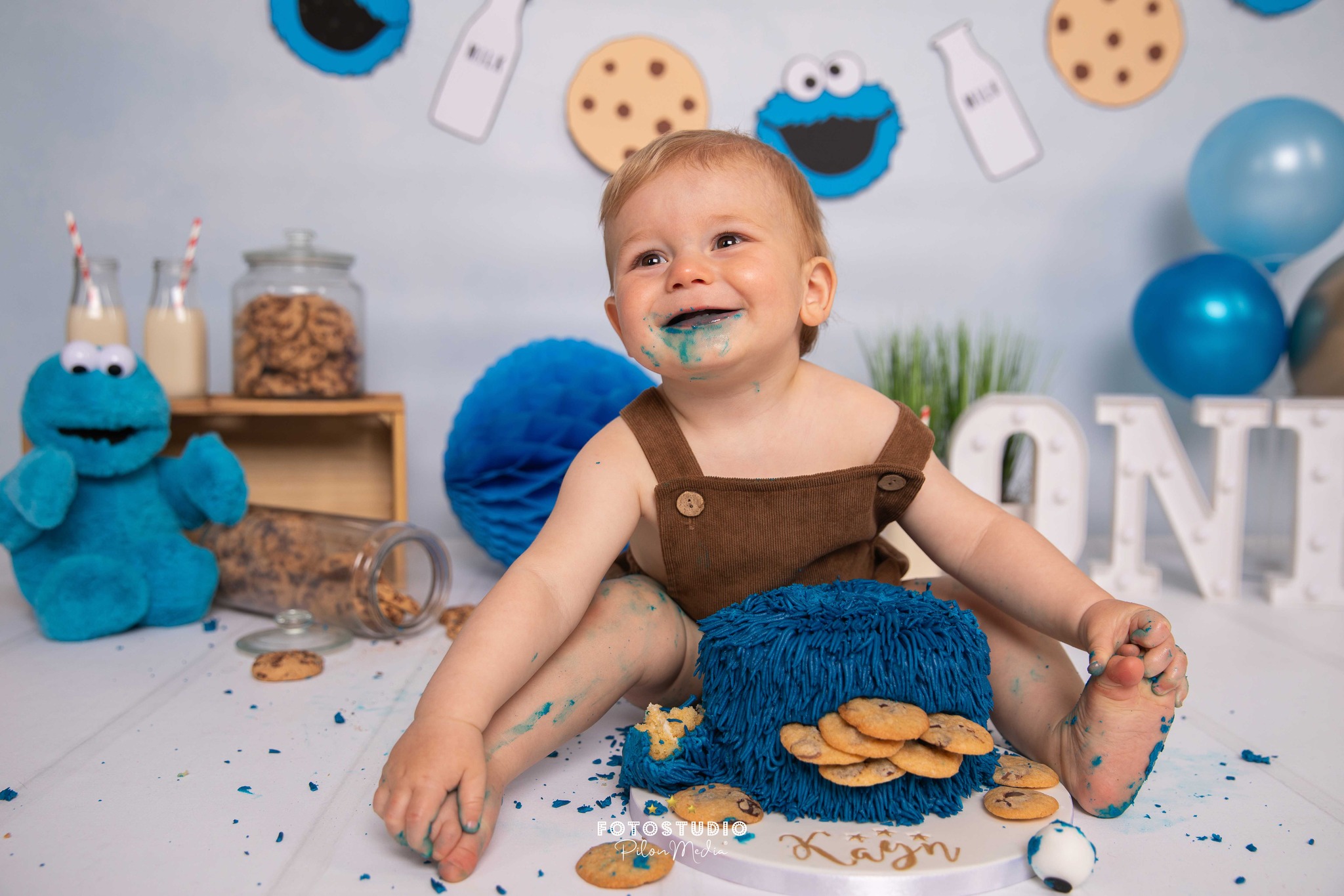 We gaan natuurlijk ook in het nieuwe jaar gewoon lekker door met de terugblik op 2025!🥳📸
.
Vandaag fotografeerde ik de allereerste cakesmash van 2026, toevallig ook het cookiemonster thema! Kayn mocht dit thema in 2025 al doen ter ere van zijn eerste verjaardag. Echt een feestje!🎉 En kijk al die heerlijke gezichtsuitdrukkingen👏🏼 Fantastisch om dit vastgelegd te hebben, toch?!
.
🎂💡 Een cakesmash fotoshoot is dé manier om dit te vieren. Is dit ook echt iets voor jouw baby? Check dan zeker even de website voor meer info: https://www.fotostudiopilonmedia.nl/cakesmash
.
TIP: Je kunt voor heel 2026 al een datum reserveren. Je betaalt vooral alleen een aanbetaling, de rest volgt na de shoot. Zo ben je sowieso zeker van een plekje, want deze staan inmiddels al gepland t/m september✨ Zie ik jou dit jaar?
#cakesmash #eersteverjaardag #fotostudiopilonmedia #winterswijk #1jaar