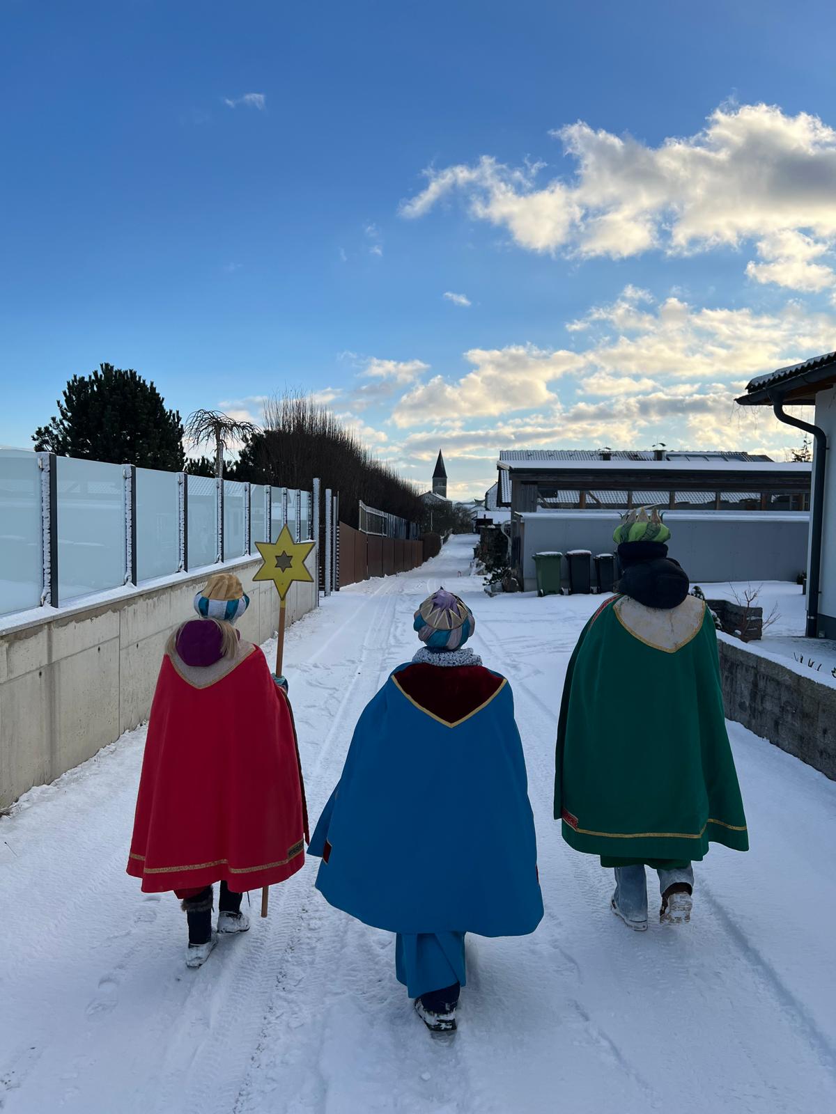 Die letzten Tage waren die Sternsinger im Gemeindegebiet unterwegs – unsere Helden der vergangenen Tage! ✨
Für den guten Zweck wurden in Kirchham über 10.000 € gesammelt.
Ein herzliches Dankeschön an alle, die diese Aktion unterstützt haben, an @annemariepfundner und ihrem Team für die Koordination – ganz besonders aber auch an die 44 Kinder, die in ihren Ferien für den guten Zweck unterwegs waren.
Ihr seid großartig! 🙌💛