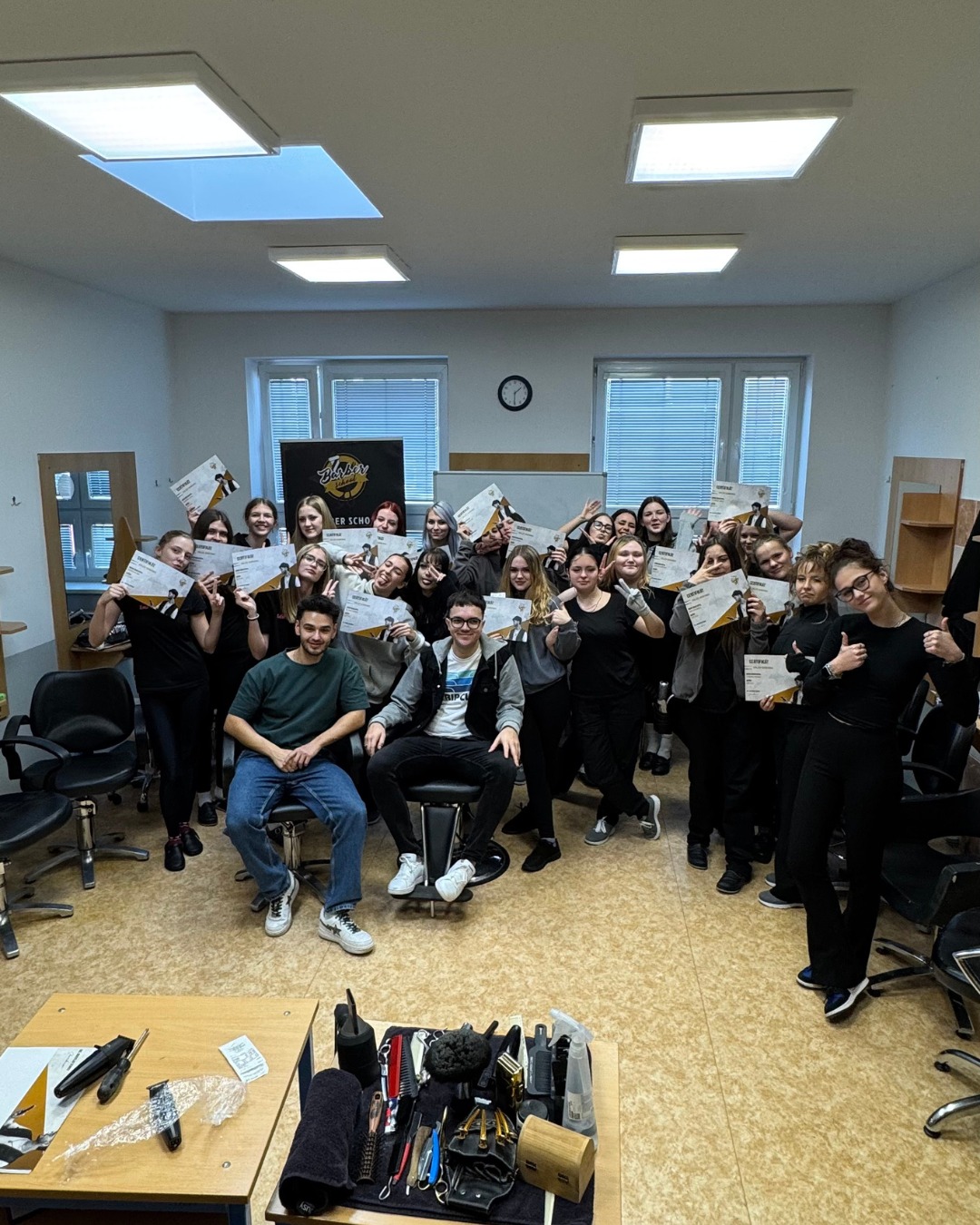 💈 Další kurzy za námi! ✂️🔥
Tak co, uděláš si v roce 2026 už konečně svůj barber kurz i ty? 🙌👊
#barberschoolcz #barberschoolpraha #barberschoolbrno #barberkurz #barberskills #barberlife #BarberingSkills