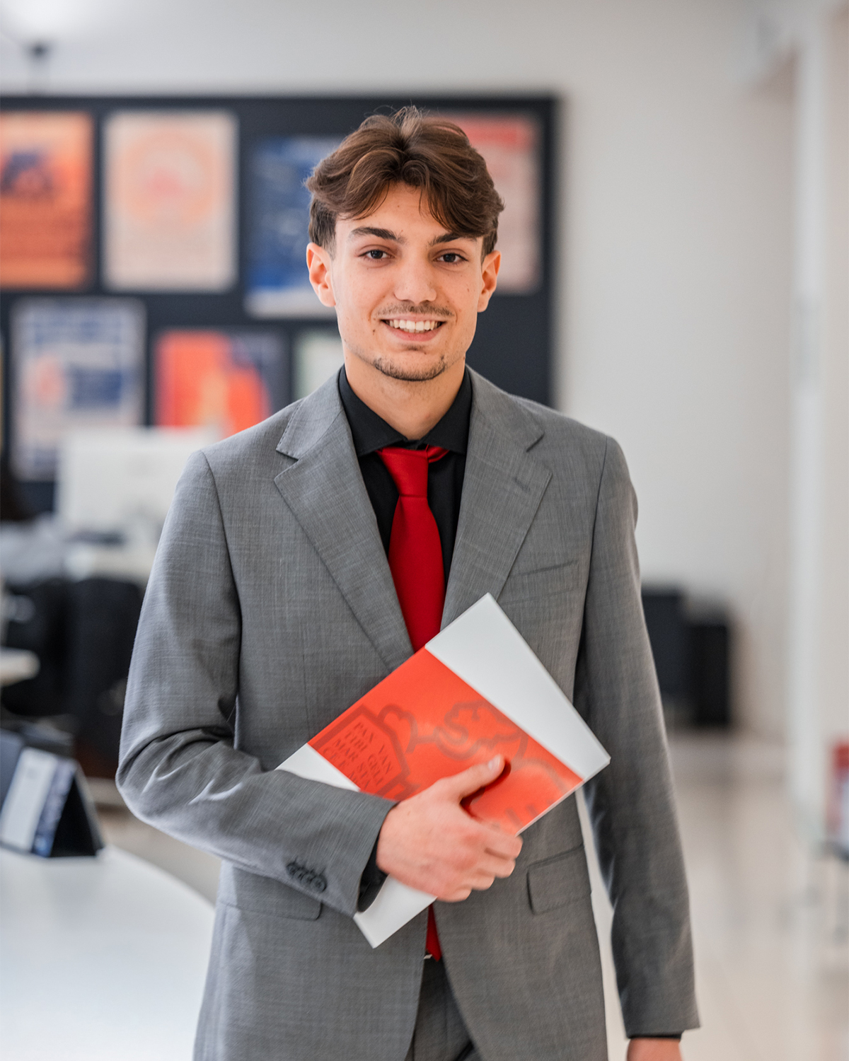 Tenace, riservato e con una sicurezza silenziosa! 💪 Mattia è con noi da novembre e, come in uno dei suoi incontri di Muay Thai, colpisce con precisione, mostrando disciplina e autocontrollo. 🎯
Siamo felici di averlo nel team!