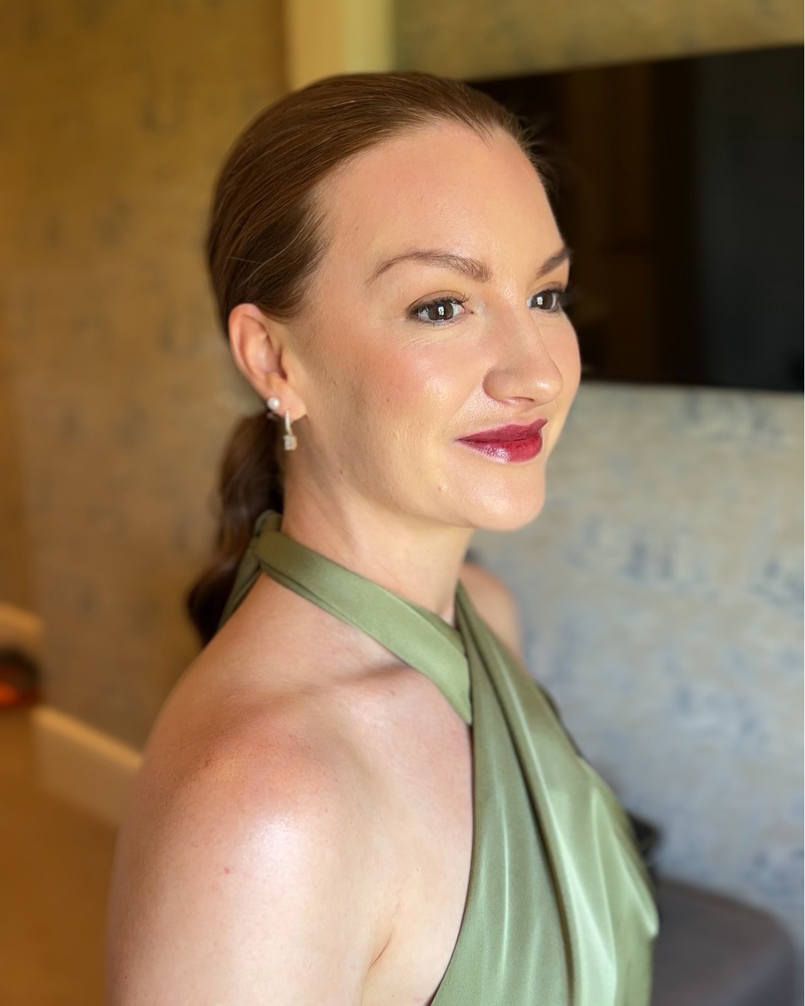 My signature style- soft, polished & enhancing your features. Whilst there's a place in my heart for all styles of makeup (it's for having fun with!) This is the level of glam I find has the most impact on how you feel & so for me is the most fun to create.
If this sounds like your vibe- enquiries are taken through the website or via email: hannahhellermua@gmail.com
#thepetersham #thepetershamhotel #surreymakeupartist #hampshiremakeupartist #berkshiremakeupartist