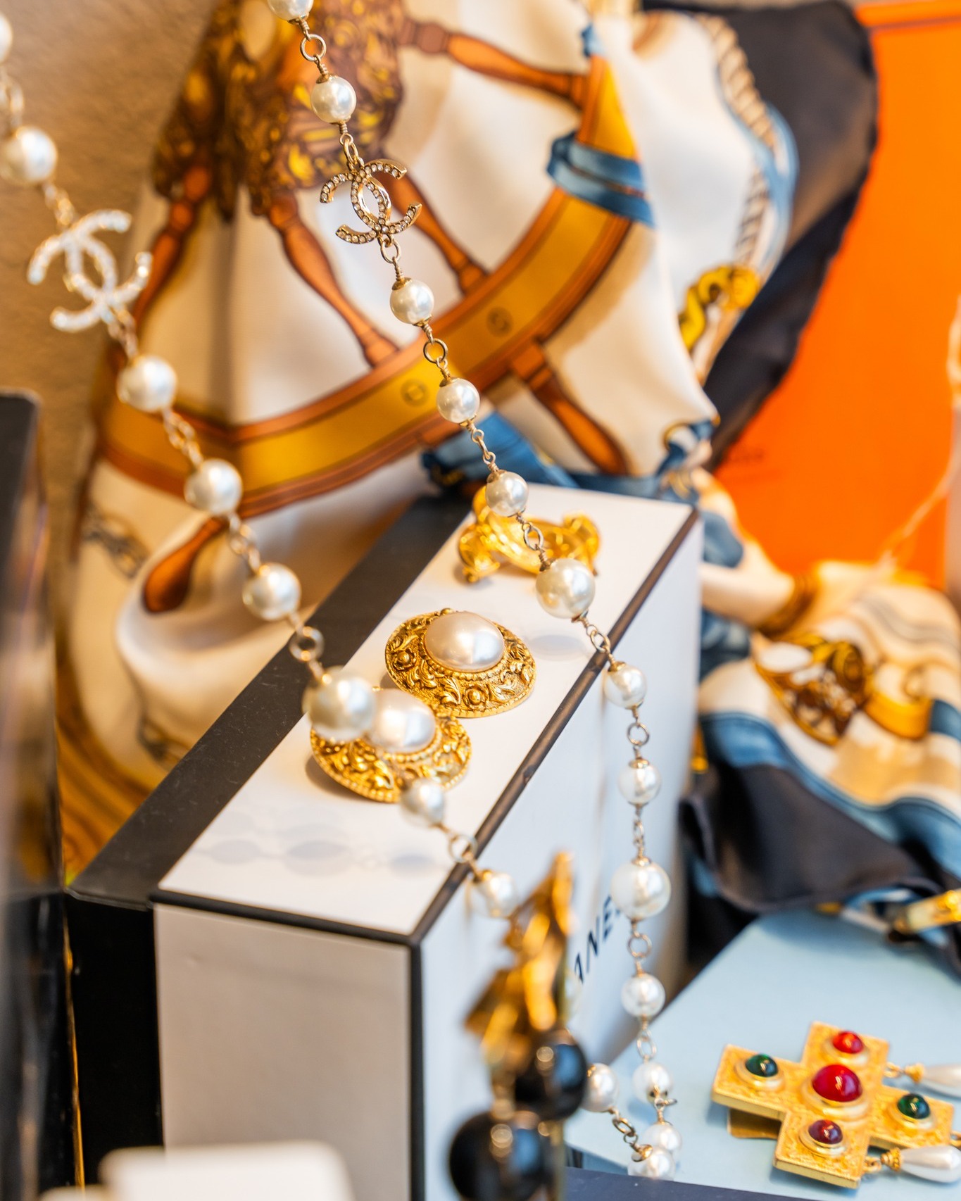 La nostra selezione di bijoux attraversa le grandi maison e racconta un’eleganza che vive nei dettagli.
Our selection of bijoux spans the great maisons and tells a story of elegance found in the details.
LBQuaquaro
#fineartboutique
____
#antiques #vintage #art #italy