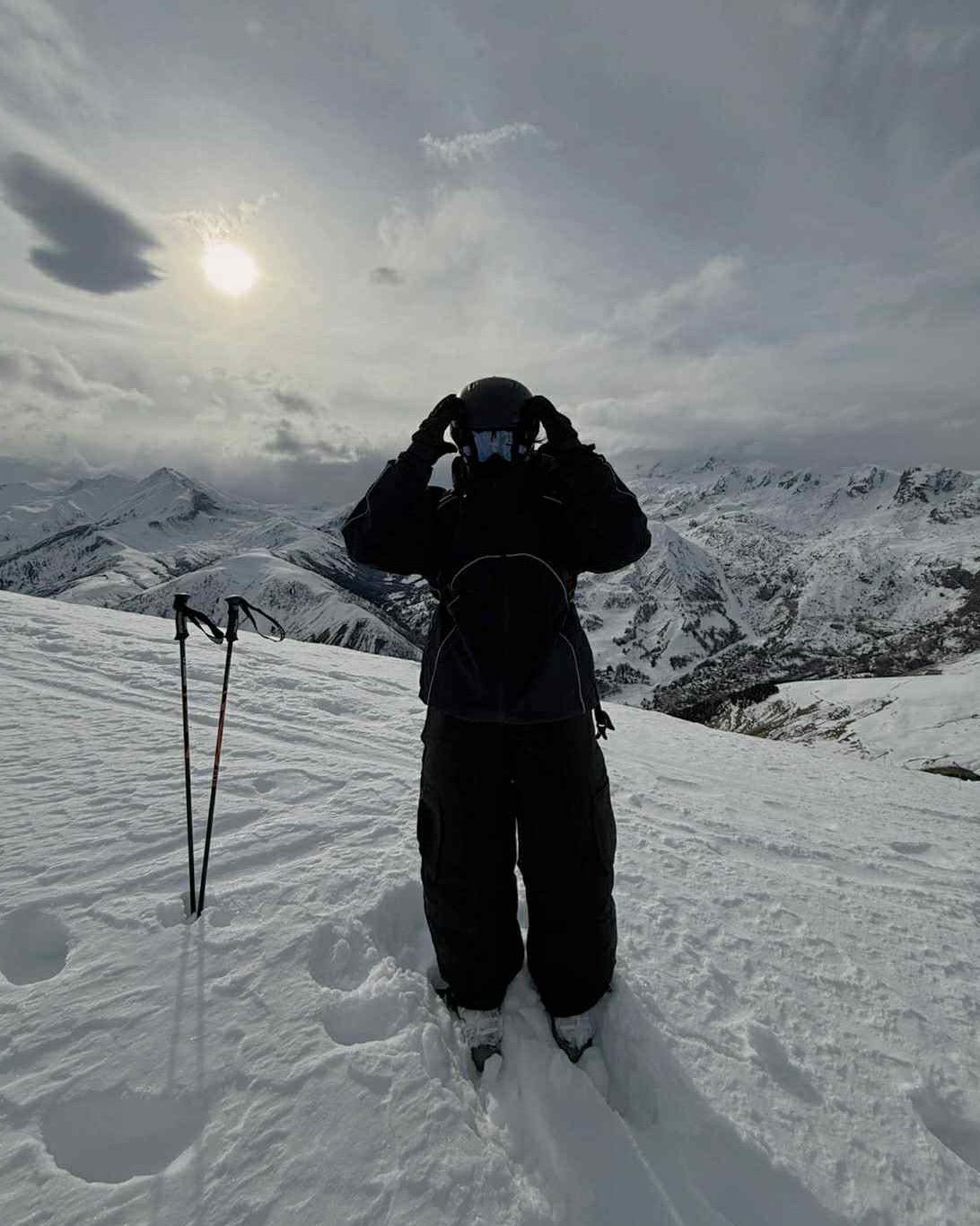 Tested on the slopes ⛷ Onze regenjas als toplaag blijkt een topper te zijn: blokkeert wind, houdt sneeuw buiten en beweegt gewoon mee.
#reflectyourstyle #waterproof #windproof #reflective #reflecterend #rainjacket