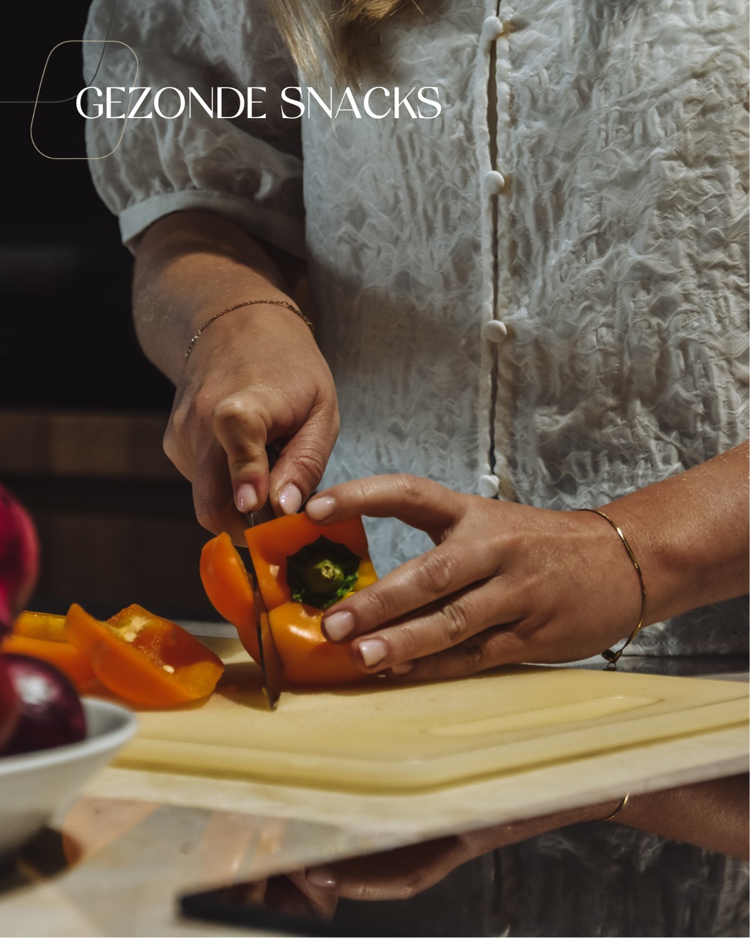 Ff snacken, lekker toch? 😋Zeker! Sterker nog, je lichaam heeft die kleine energieboost soms gewoon nodig. Het gaat er alleen om wat je kiest (en waarom).
Een goede snack helpt je lichaam vooruit, in plaats van dat het een snelle piek en dip veroorzaakt. Kies daarom iets met vezels, eiwitten en gezonde vetten, dat geeft je langer verzadiging én stabielere energie.
Gezonde snacks:
🥜 Handje ongezouten noten met wat blauwe bessen
🍌 Banaan met 100% pindakaas
🍎 Appel met een stukje pure chocolade
🥣 Volle yoghurt met zaden en kaneel
🥕 Rauwkost met hummus of guacamole
🍚 Rijstwafel met avocado of cottage cheese
🥤 En natuurlijk: genoeg water (of een kruidenthee)
Kleine tip van de vitaloog 😉, eet je snack bewust en niet achter je laptop. Even pauze nemen doet net zo veel voor je energie als het eten zelf.