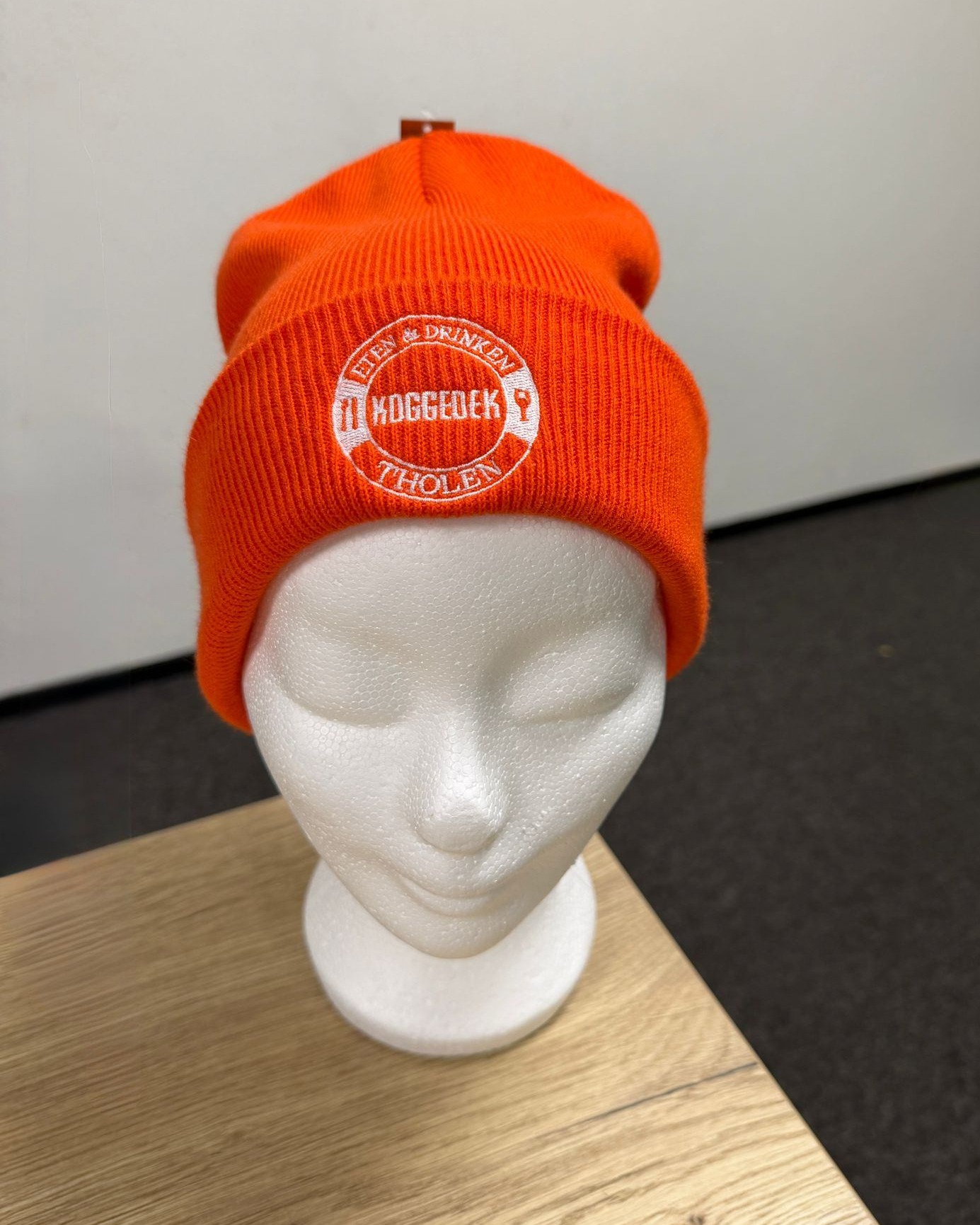 Code oranje in Nederland door de sneeuw. Ook code oranje bij In Beeld Reclame maar dan met mutsen.🧡
Het idee ontstond vanmorgen terwijl we oranje mutsen aan het borduren waren voor Koggedek. Na de zoveelste steek dachten we: dit schreeuwt om een actie!!
Onze Code Oranje actie!
🔸 Mutsen in alle kleuren nu voor €5 per stuk
🔸 Prijs is ex bedrukking en ex borduring
🔸 Bestellen kan t/m 16 januari
Welke kleur wil jij? We hebben nog veel meer kleuren dan alleen oranje op voorraad.
En ga je voor een blanco muts of toch liever met borduring of bedrukking?
Stuur ons een DM of app naar +31 6 52 73 64 29. Dan zorgen we dat jij snel een fijne warme muts in huis hebt!
#inbeeldreclame #mutsen #bedrijfskleding #borduren #bedrukken #werkkleding #promotiekleding #winterproof #teamkleding #logometimpact #actie #sintannaland #zeeland #brabant #koggedek @koggedektholen