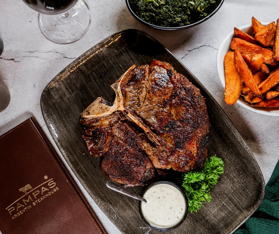 A porterhouse steaket jól sütni meg, igazi kihívás, hiszen a hátszín és bélszín egységei miatt két különböző típusú húst kell optimálisan elkészíteni. 🥩 Persze nálunk már megvan a rutin, így a végén egy tökéletes steak kerül a tányérra! 🙏😍
👉 https://www.steak.hu/
#pampasbudapest #steakhouse