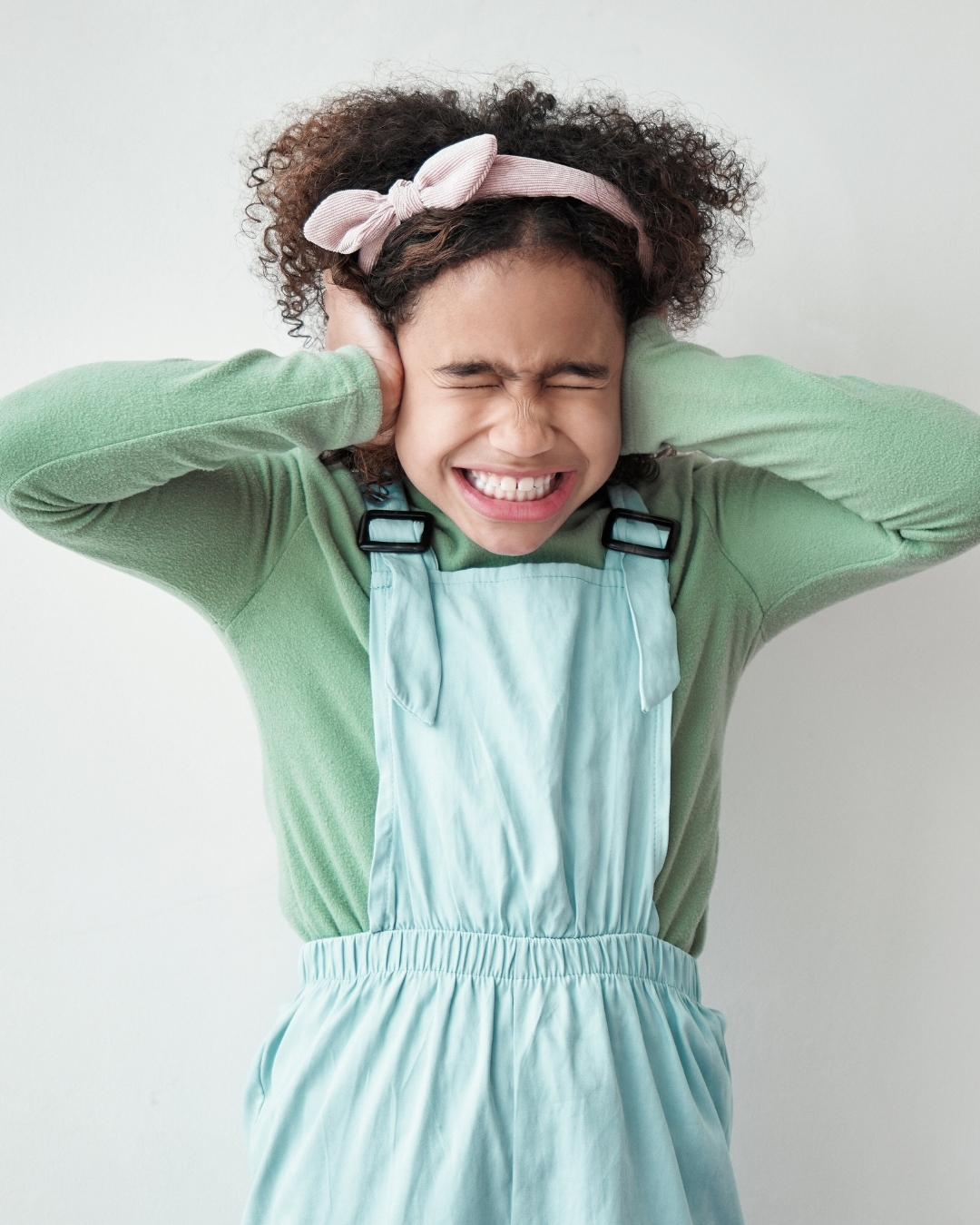🇱🇹 Daugeliui autistiškų vaikų garsai yra intensyvesni ir sunkiau apdorojami nei kitiems. Autistiškų žmonių smegenys kitaip filtruoja ir interpretuoja garsinę informaciją, todėl paprasti aplinkos garsai gali skambėti per garsiai, aštriai arba netikėtai, o tai gali sukelti stresą, nerimą ar norą užsidengti ausis.
Supratimas ir palaikymas, ramios aplinkos kūrimas, sensoriniai kampeliai padeda vaikams jaustis saugiau, lengviau reguliuoti emocijas ir geriau įsitraukti į kasdienę veiklą. Tai svarbi sąlyga vaikų emocinei gerovei, savireguliacijai ir mokymuisi.
🇬🇧 Many autistic children experience the world differently, especially when it comes to sound. Sounds that may seem normal to others can feel too loud, sharp, or overwhelming due to the way their brains process auditory information.
This isn’t about “hearing worse or better”, it’s about how sensory input is filtered and interpreted by the nervous system. Some autistic individuals may struggle to filter out background noise or may become distressed by unexpected sounds, leading to behaviors like covering ears, avoiding noisy places, or needing quiet space.
Understanding and supporting these sensory differences through calm environments and sensory-friendly design helps children feel safer, more regulated, and better able to engage with the world around them.
#soundsensitivity #neurocass #sensorysupport #inclusiveeducation #emotionalwellbeing #autismfriendly #sensoryfurniture #autismsensory #calmingfurniture #therapeuticchairs #nervoussystemrelaxation #deeppressuretherapy #sensoryroom #emotionregulation #autismparenting #ergotherapy #inclusiveeducation #autism #sensorychair #neurodivergent #specialneeds #furniture #sensorytools #assistivetech #aiinnovation #ai