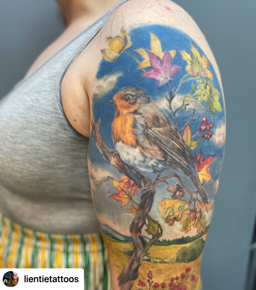 @lientietattoos Healed upper arm tattoo! This was done in a couple of sessions, the robin was a few years ago and then she asked to add the background last month.
I wanted to make sure the background didn’t overpower the bird too much since it had already been healed for a fair while, but I think this brings it all together nicely.
Went for a more watercoloury painterly tattoo look rather than full realism ✨
Lovely celebration of some British wildlife and scenery!