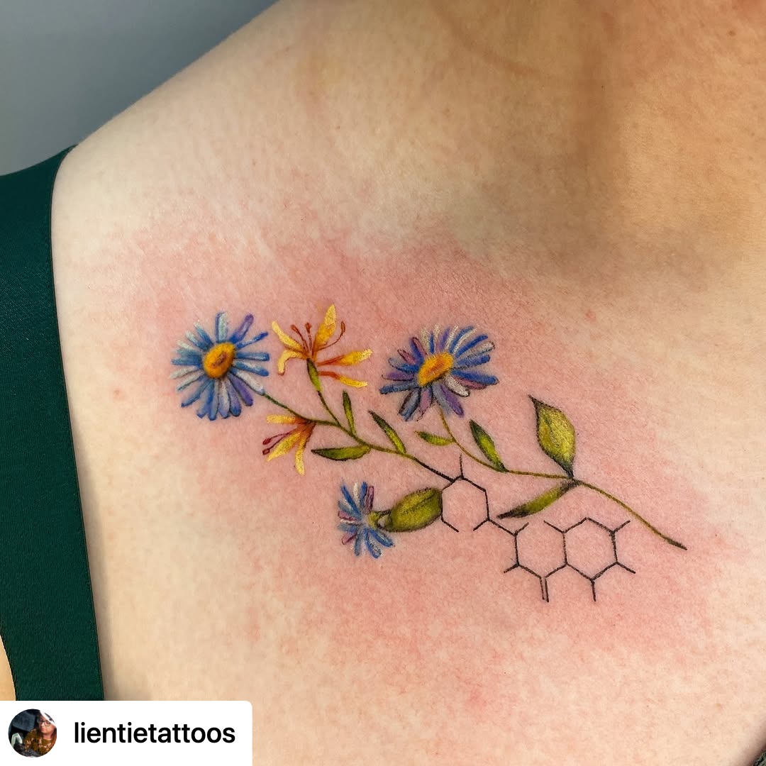 @lientietattoos A delicate collarbone tattoo of flowers ✨ I love how well this style works on the collarbone area, it creates a lovely flow!
#tattoos #collarbonetattoo #delicatetattoo #colourtattoo #tattooartist