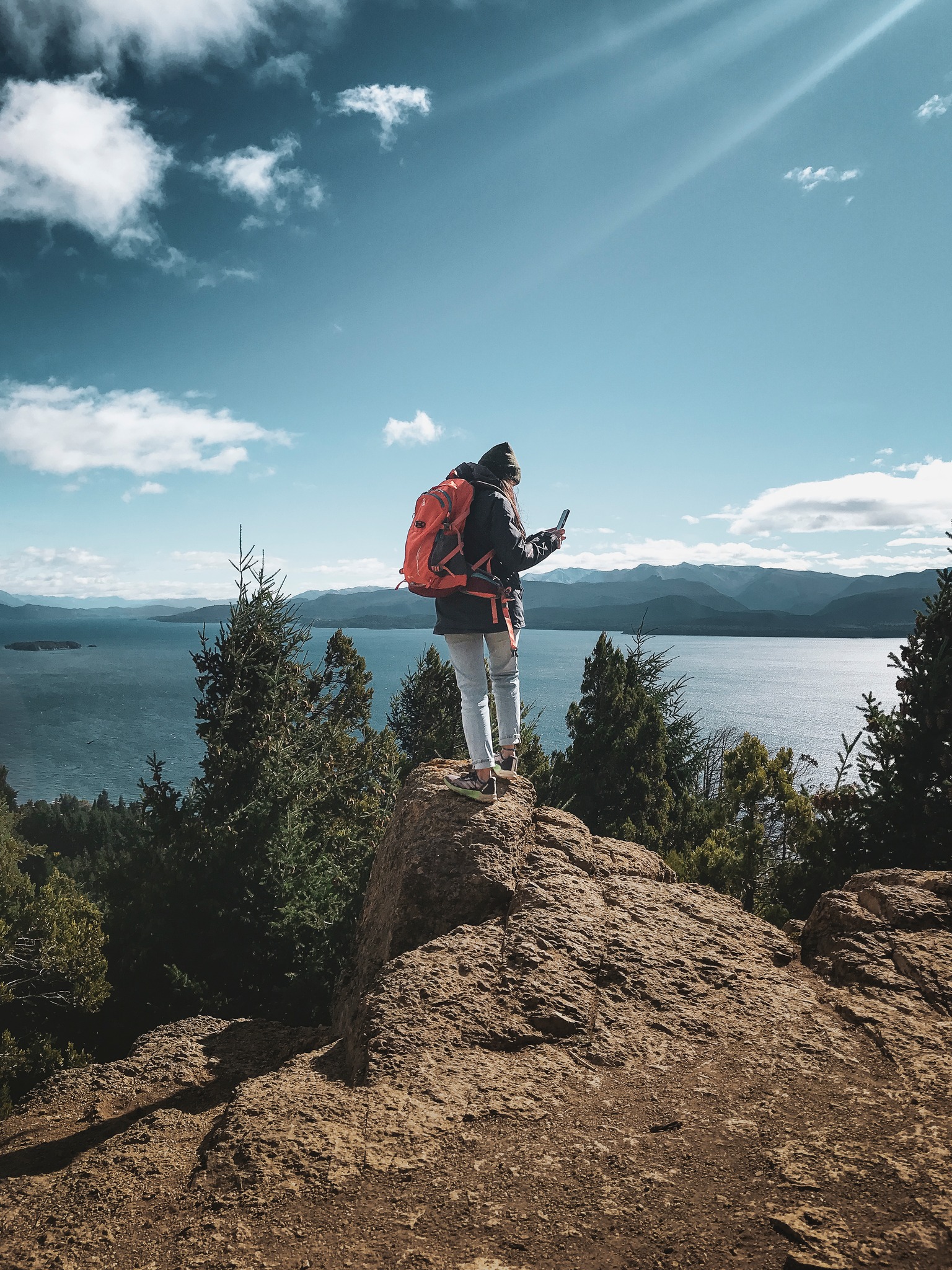 Esta foto fue hecha con un iPhone 7 Plus.
Sí, un celular viejo.
No es la cámara.
Es la luz, el momento y la decisión de dónde pararse.
Hoy cualquier celular puede lograr muy buenas fotos si entendés cómo mirar, cómo encuadrar y cómo aprovechar la luz, incluso con equipos antiguos.
Por eso armamos el Curso de Fotografía con Celular:
para aprender a usar mejor lo que ya tenés y tomar decisiones antes de sacar la foto.
📍 Curso presencial en Bariloche
📸 Fotografía real, con el celular que tengas.