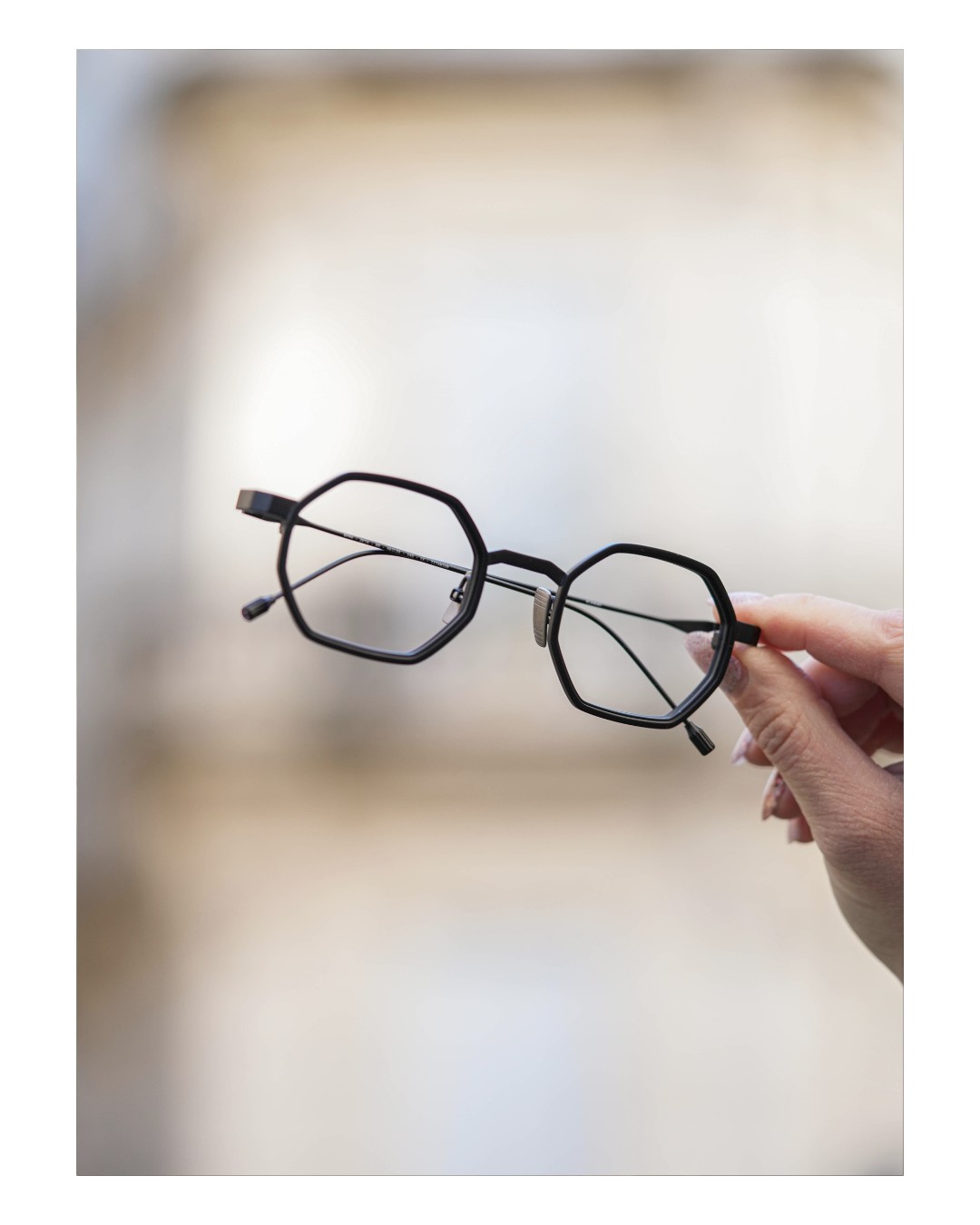 Minimalisme affirmé, style géométrique assumé !
On craque pour cette monture noire signée @clementlunetier, avec ses lignes octogonales pleines de caractère. Un look à part, tout en légèreté, pour celles et ceux qui aiment l’originalité discrète 👓✨
💡 Design + confort + fabrication artisanale : une alliance parfaite pour voir le monde avec style.
📍À retrouver chez Optique Philippot, au cœur de Montpellier.
-
Opticien Montpellier l Montpellier l Style unique l Lunette Montpellier