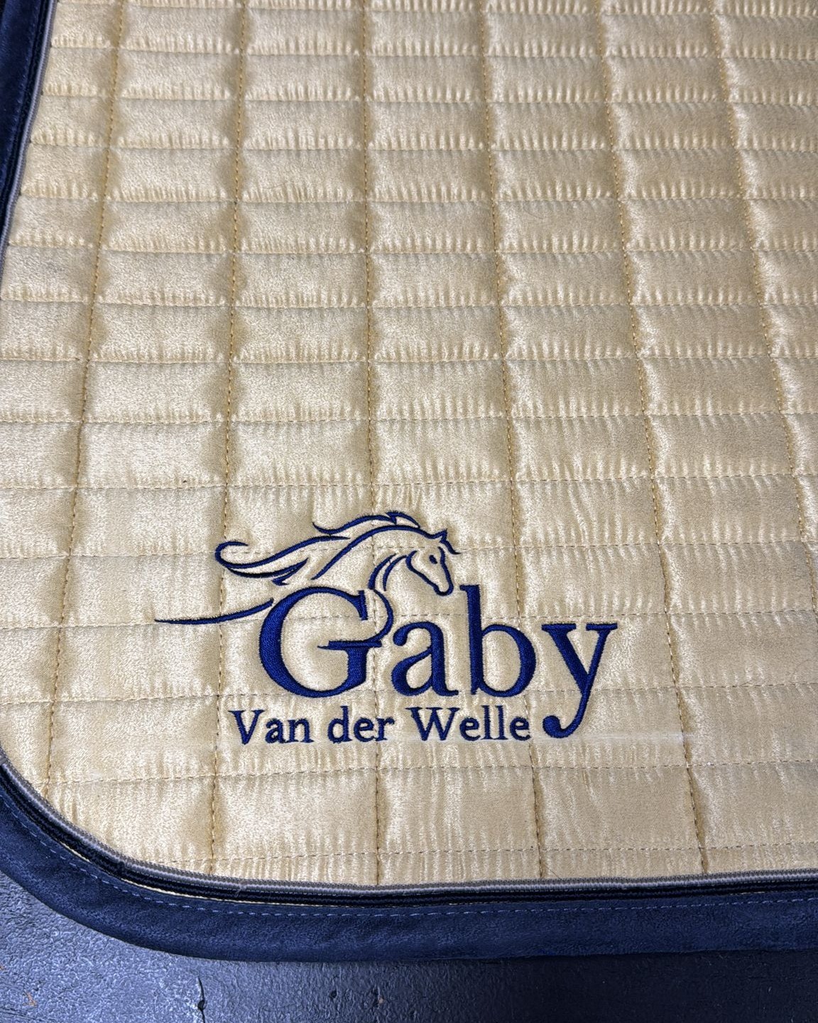 Onlangs hebben we een hele stapel ponydekjes van een geborduurd logo voorzien voor Ponyhof Wattel in Vrouwenpolder. 🐴🧵✨ En dat is niet onopgemerkt gebleven, dus mochten we nóg een mooi dekje borduren voor een andere klant. ✅
Herkenbaarheid op het erf, op pad en op elke foto. 📸
Wil jij ook je logo laten borduren of bedrukken op kleding, paardendekjes of accessoires? Stuur ons een bericht. 📲
#inbeeldreclame #borduren #logoopkleding #ponydekje #ponydekjes #paarden #ponylife #manege #stal #paardensport #clubkleding #teamlook #bedrijfskleding #promotiekleding #logometimpact #zichtbaarheid #branding #zeeland #ponyhofwattelvrouwenpolder